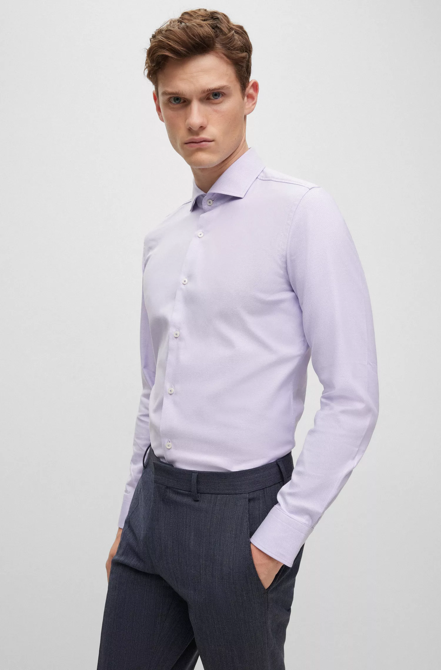 Camisa BOSS preta de corte slim, em sarja de algodão elástico de fácil passar.