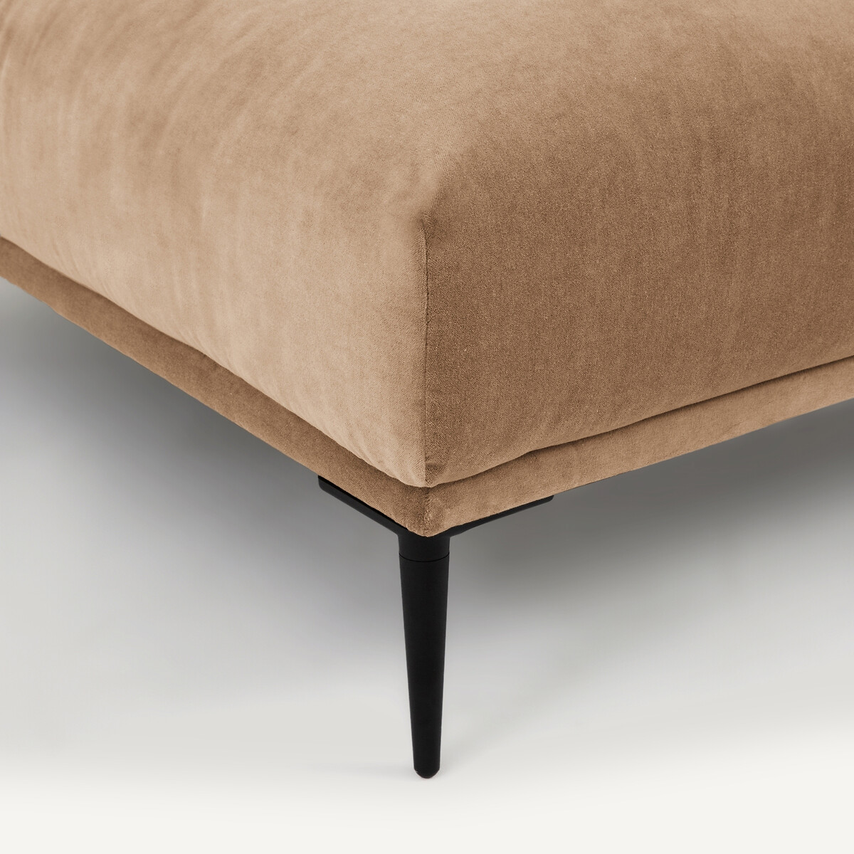 AM.PM<br>Puf XL em veludo, design Oscar E.Gallina