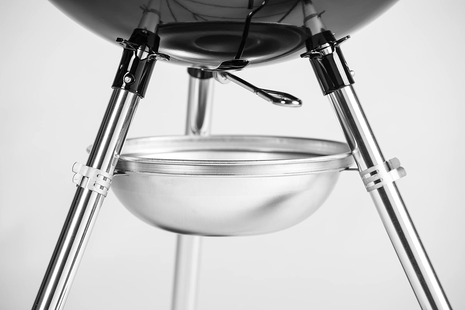 Weber Original Kettle E-4710 Holzkohlegrill/Porzellanemaillierter Deckel und Kessel, 47 cm Grillfläche, One-Touch-Reinigungssystem, Deckelthermometer, Dreibein-Ständer und Räder, Schwarz