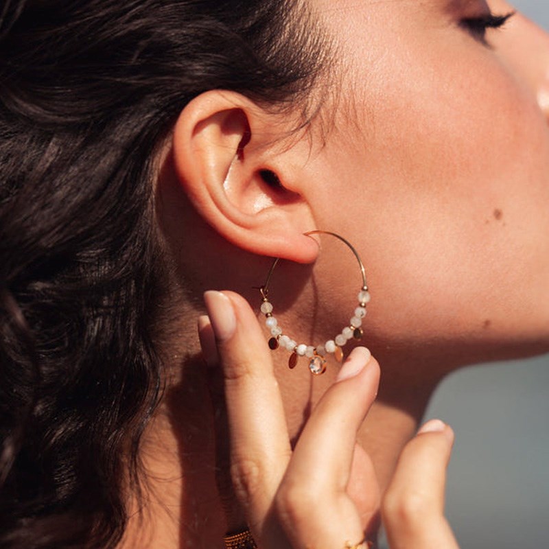Boucles d'oreilles créoles en acier dorées avec pierres naturelles blanches