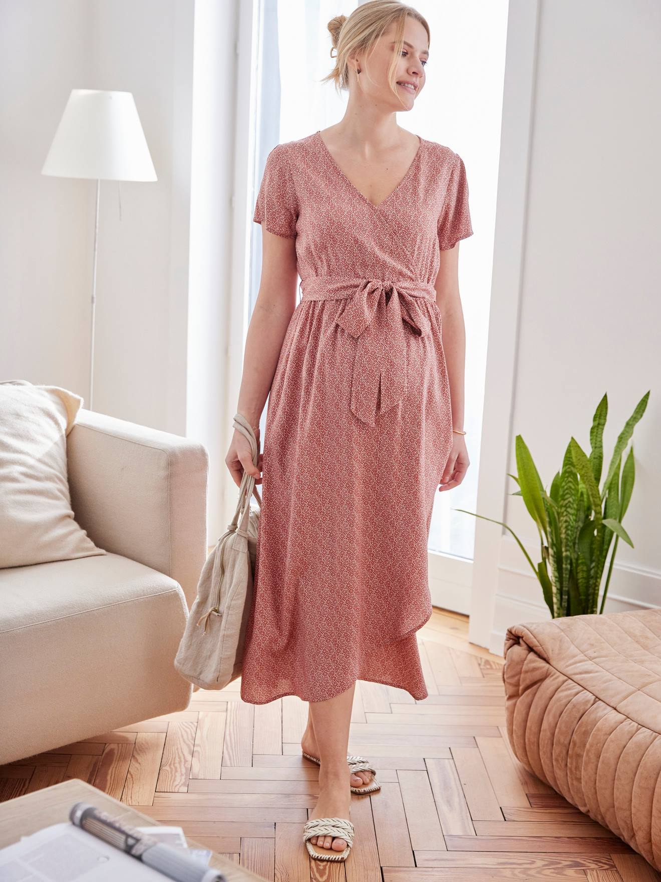 Vestido floral com cordão, ideal para gestantes e lactantes, na cor off-white.