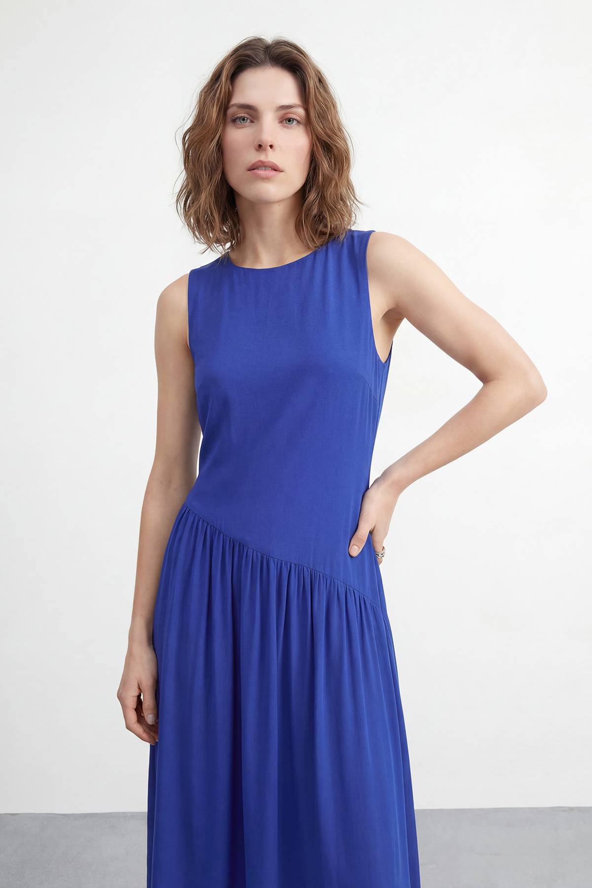 Warehouse Robe Longue Étagée en Mousseline à Taille Basse Unie Petite