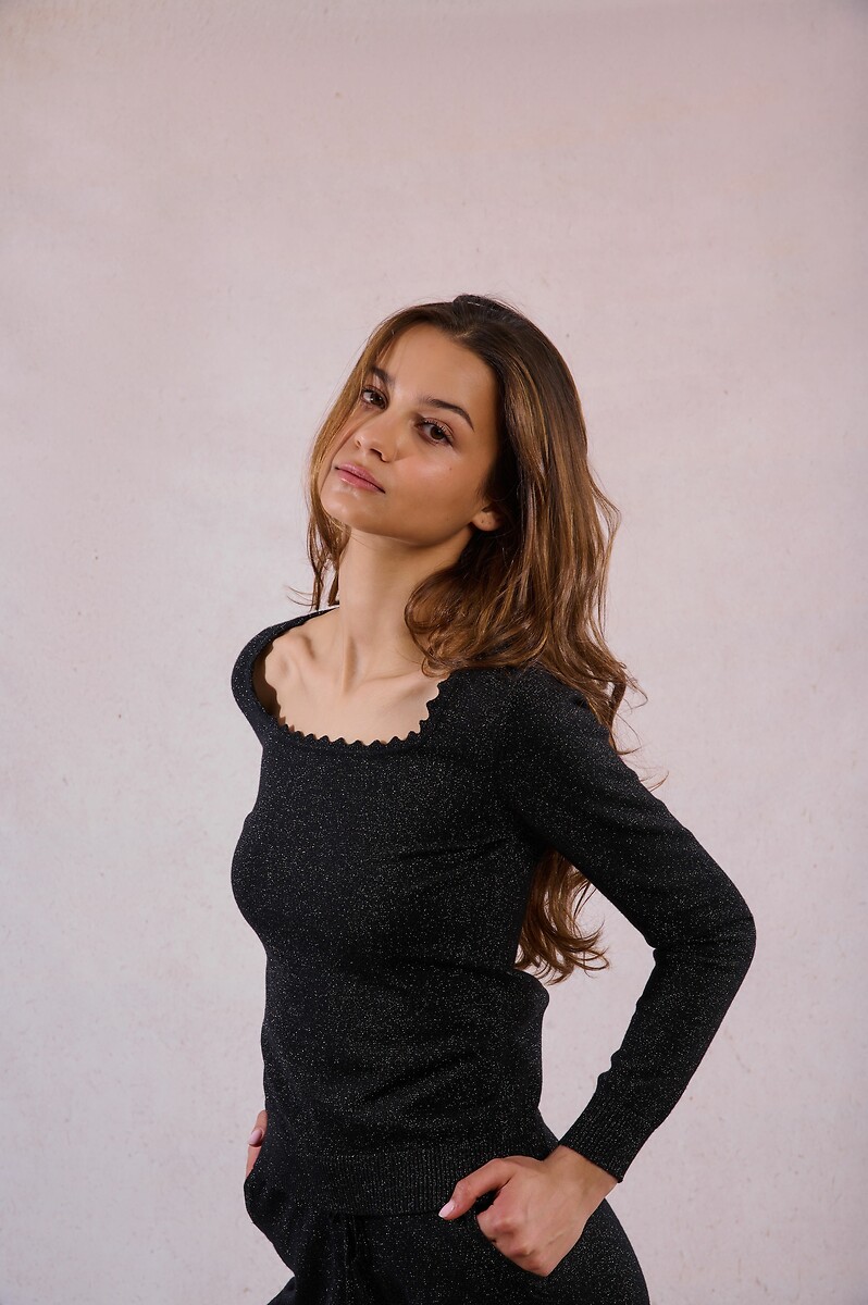 MOLLY BRACKEN<br>Suéter justo com decote quadrado ondulado