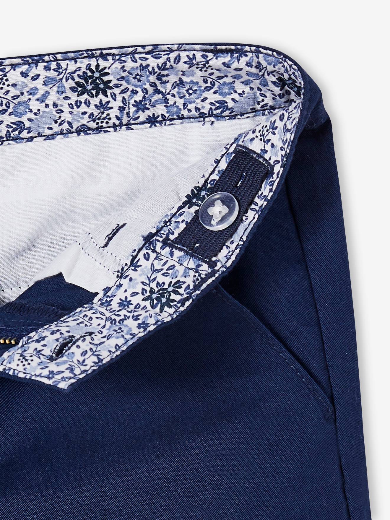 Look do menino: camisa polo de malha piqué e bermuda azul-marinho.
