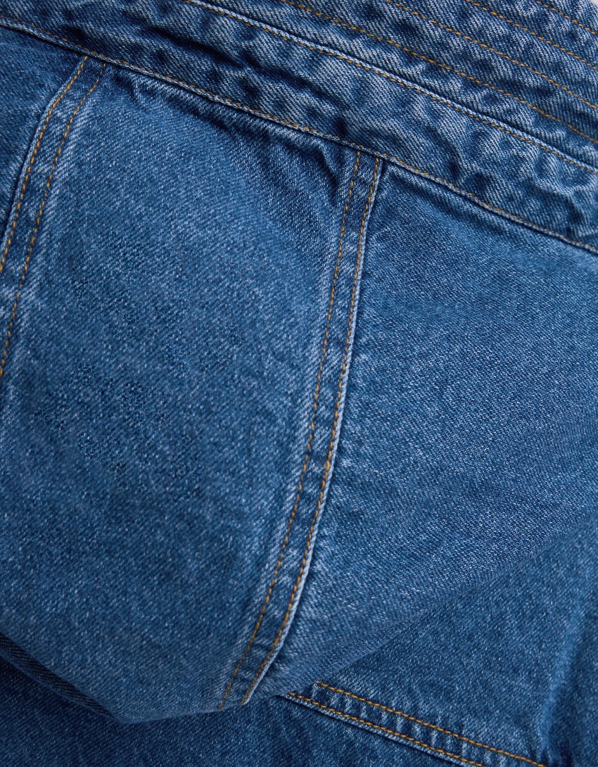 Parka comprida em denim com forro de imitação de pele de carneiro.