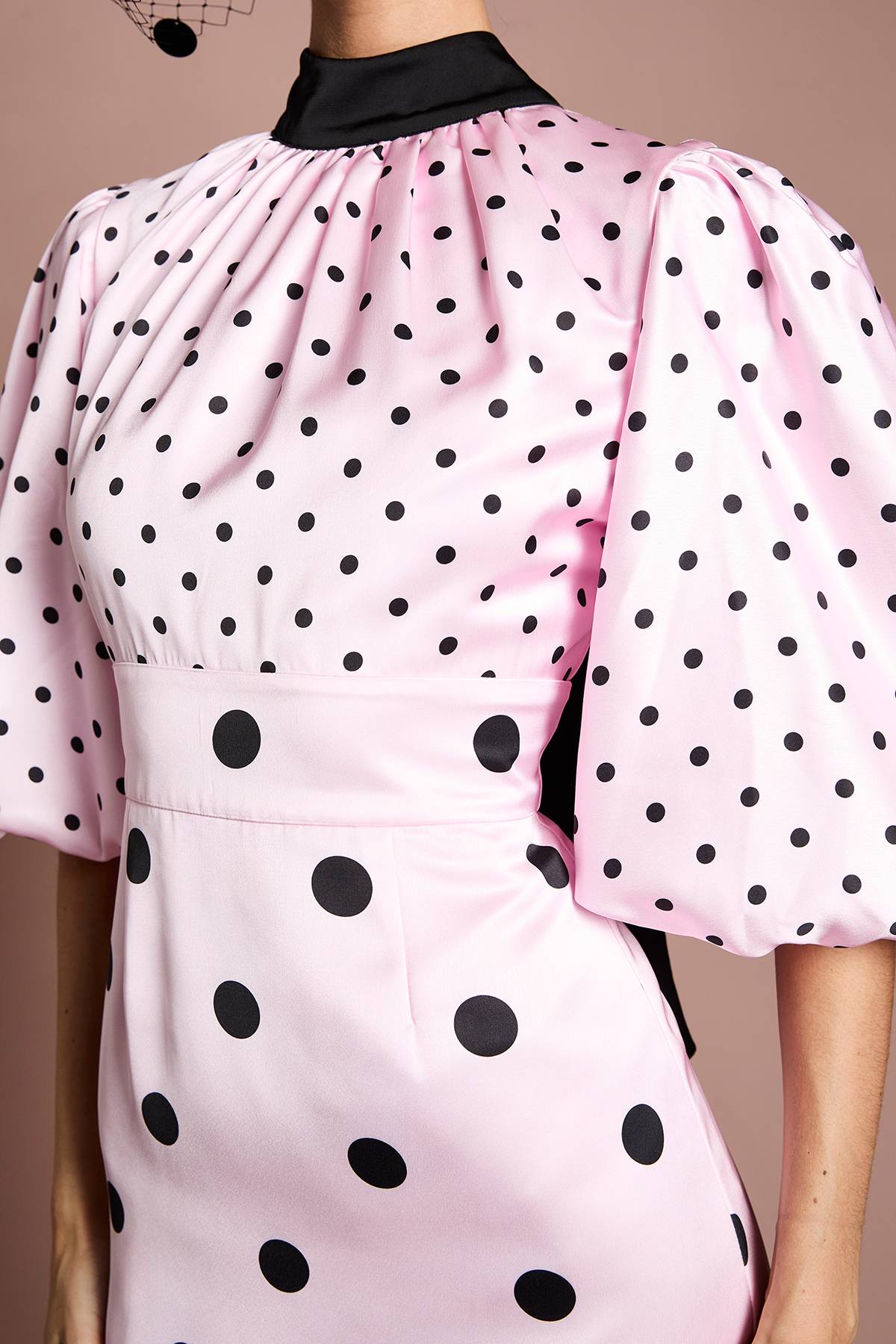 Coast Robe Midi Lisa En Satin À Pois Avec Manches Bouffantes Et Col Montant Tan
