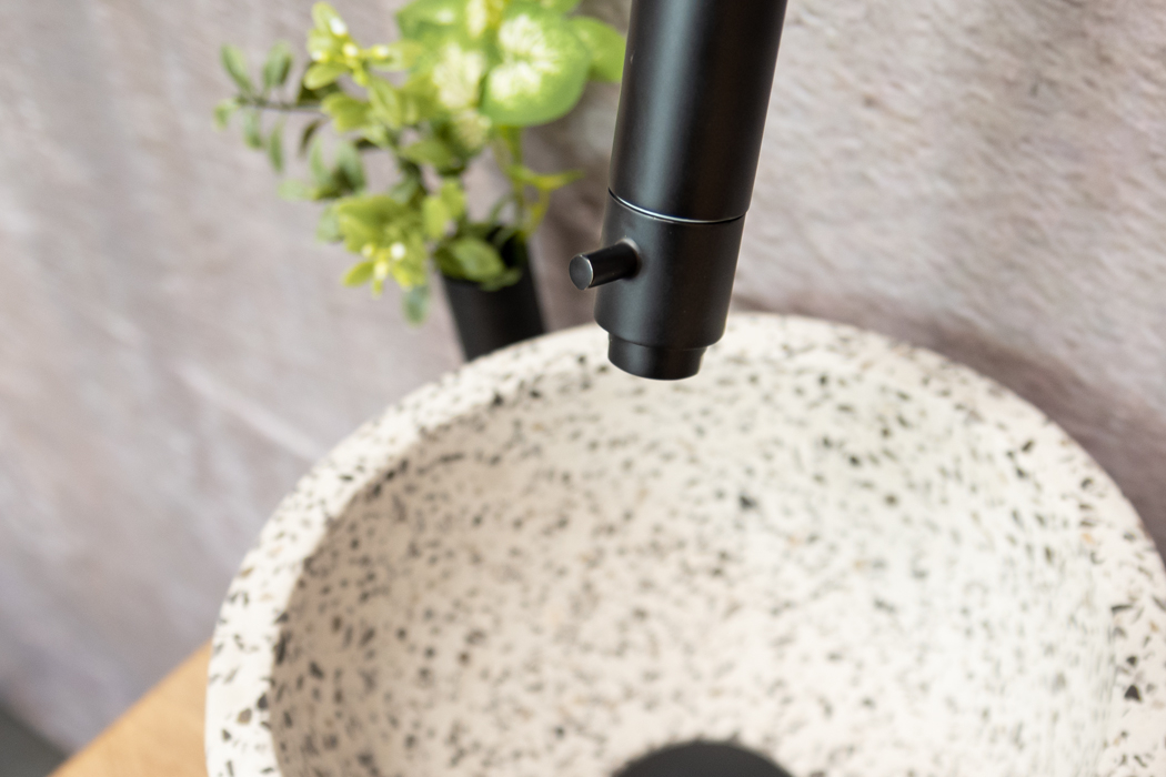 Saniclear Seba fonteinset met bruin eiken plank, zwart-witte terrazzo waskom en zwarte kraan voor in het toilet