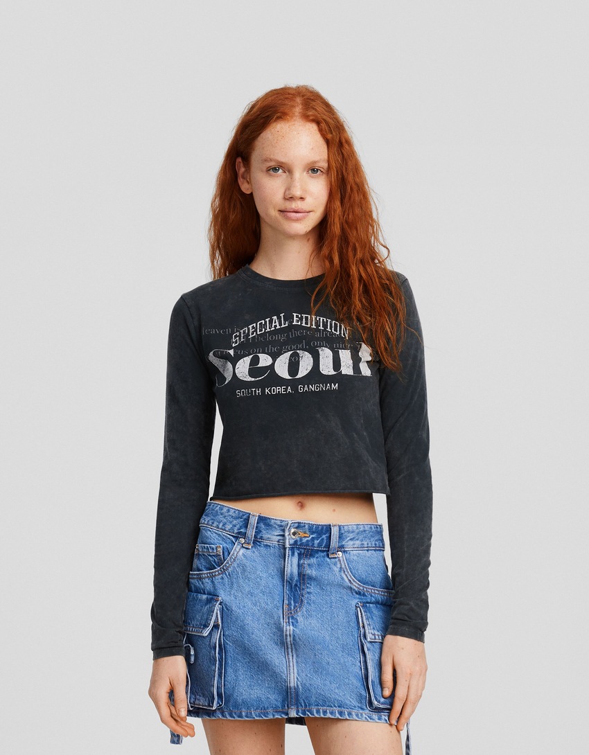 Camiseta cropped de manga comprida estampada