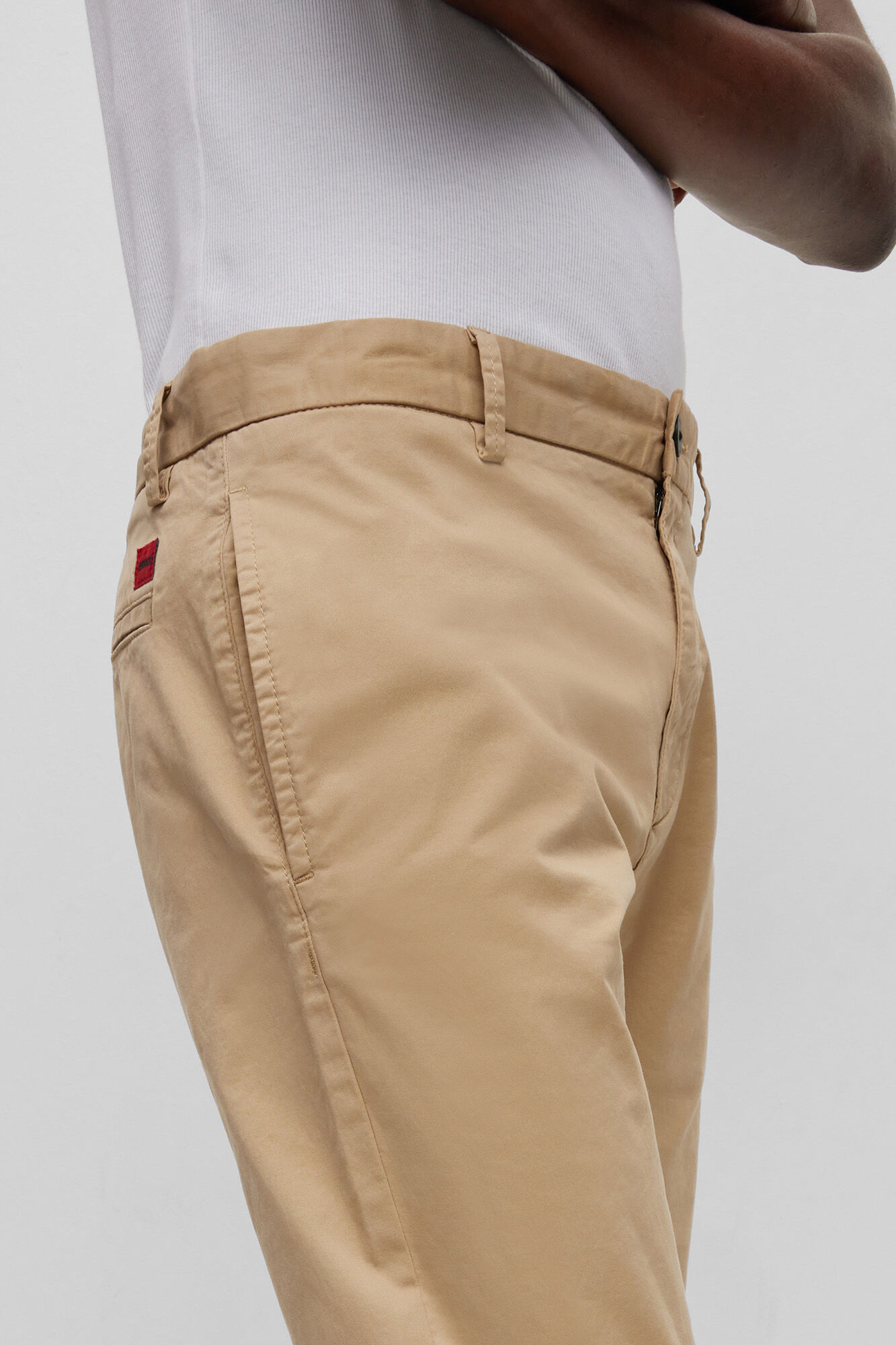 Calça chino slim fit com bolsos - bege