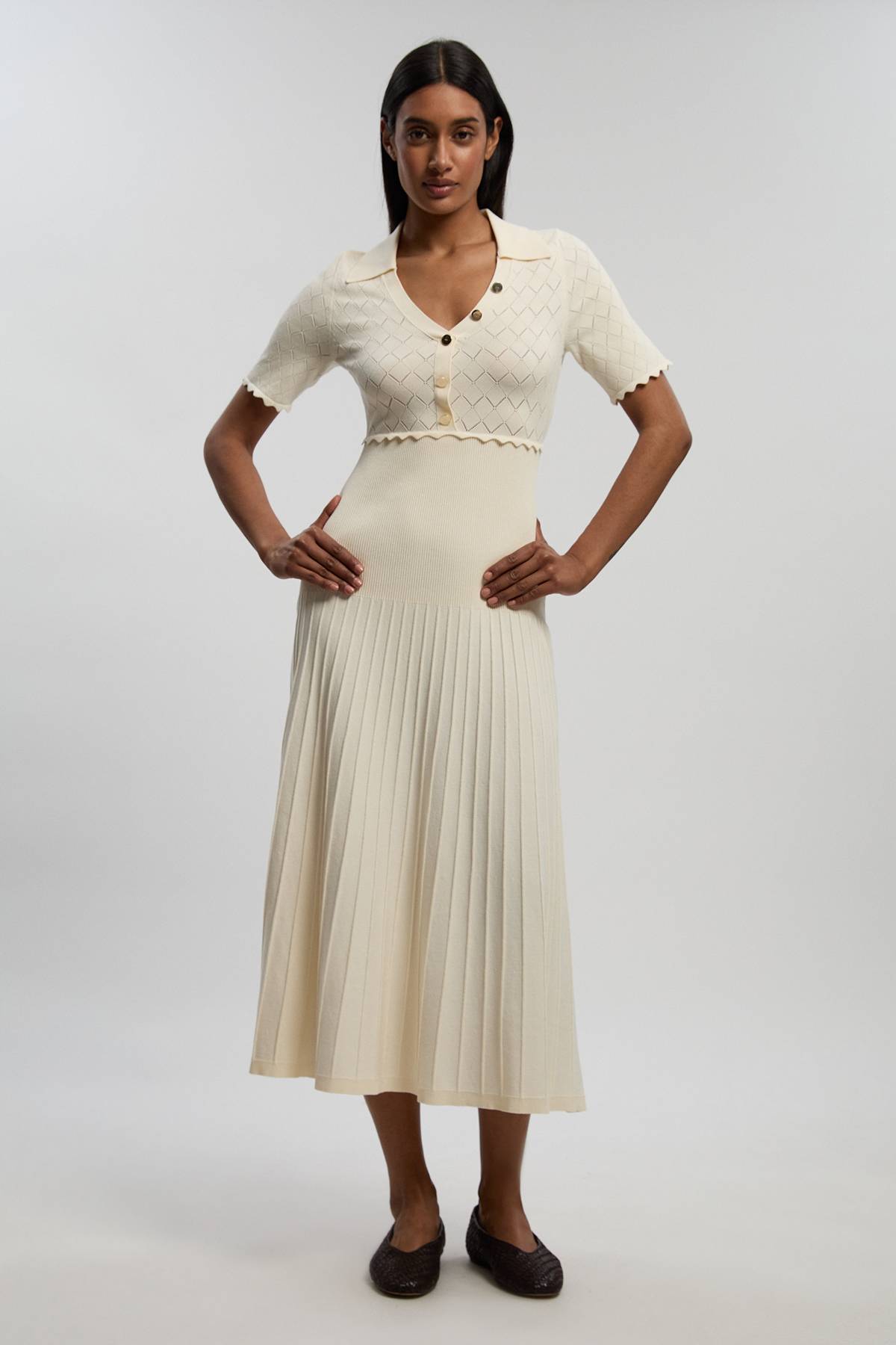 KarenMillen Robe Midi Petite À Manches Courtes Col Côtelé Avec Détails De Maille Tricotée