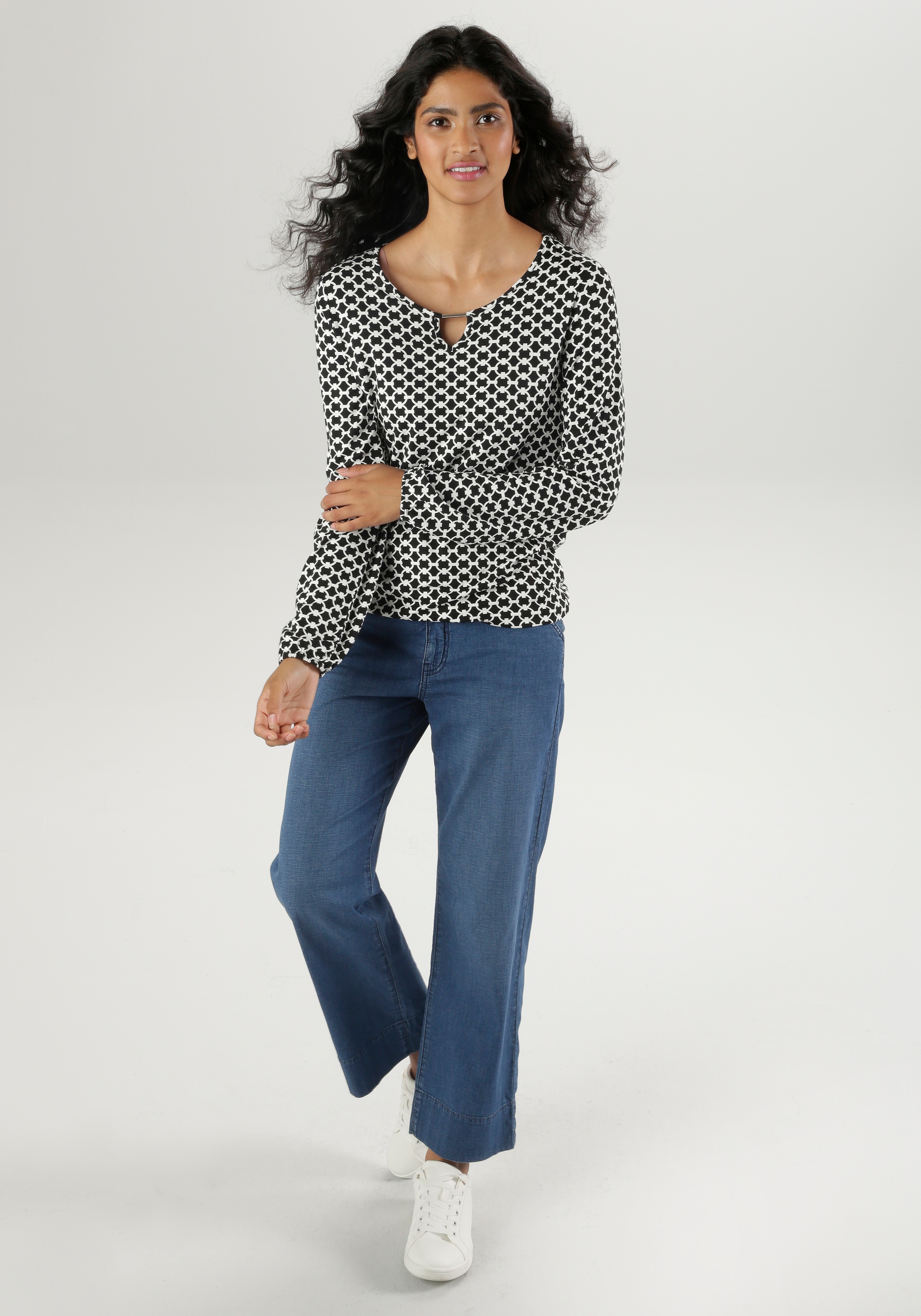 Aniston SELECTED Langarmshirt , mit Schmuckstäbchen und Cut-Out am Ausschnitt
