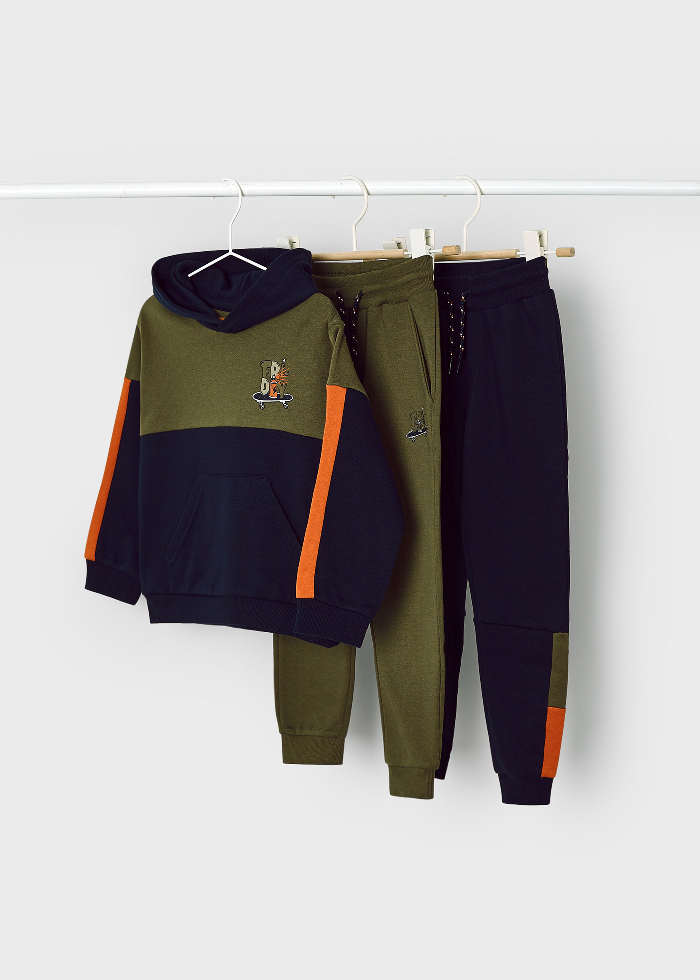 Conjunto de agasalho tricolor de 3 peças para meninos