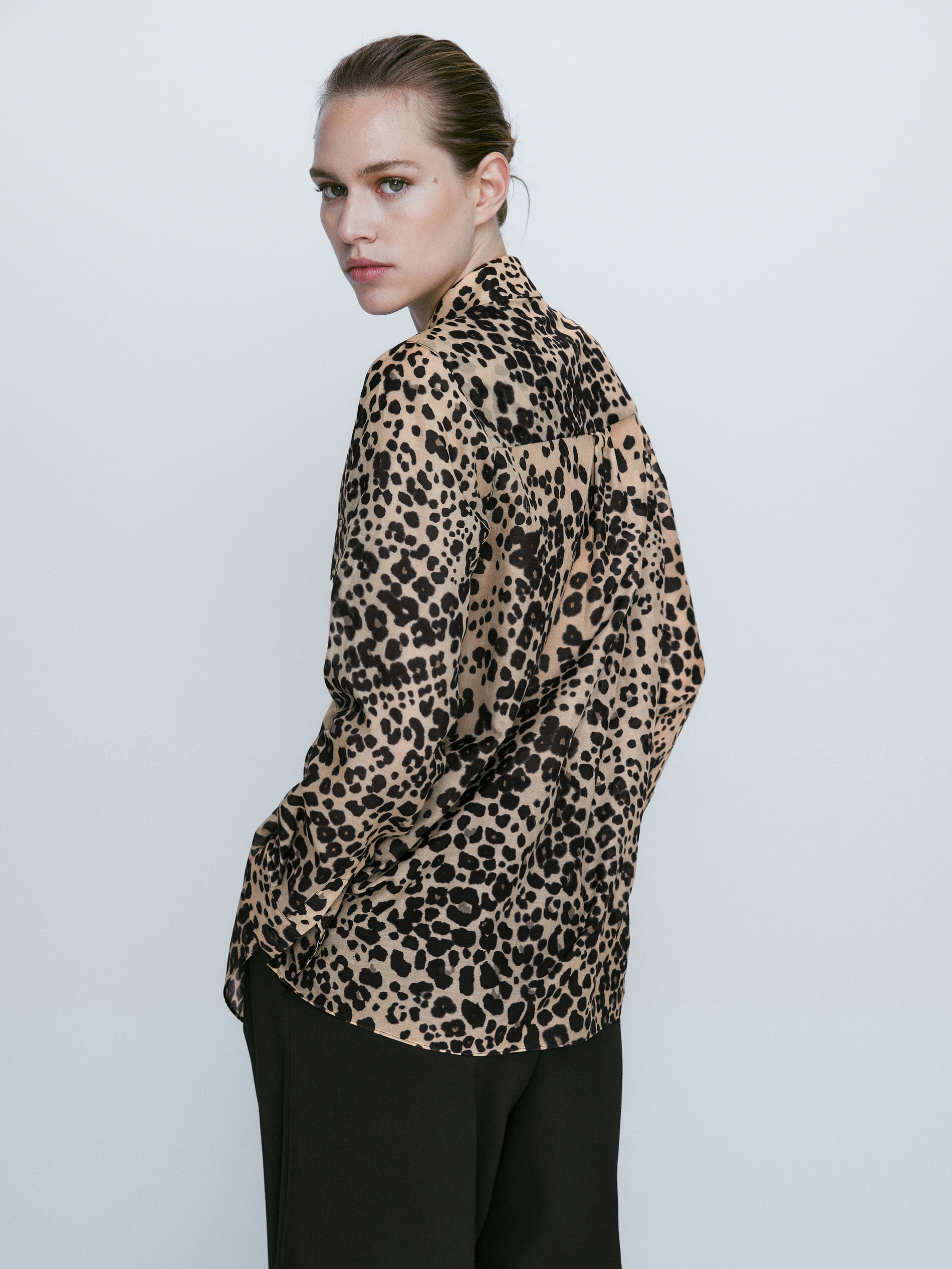 Camisa com bolsos estampados com animais - MARROM