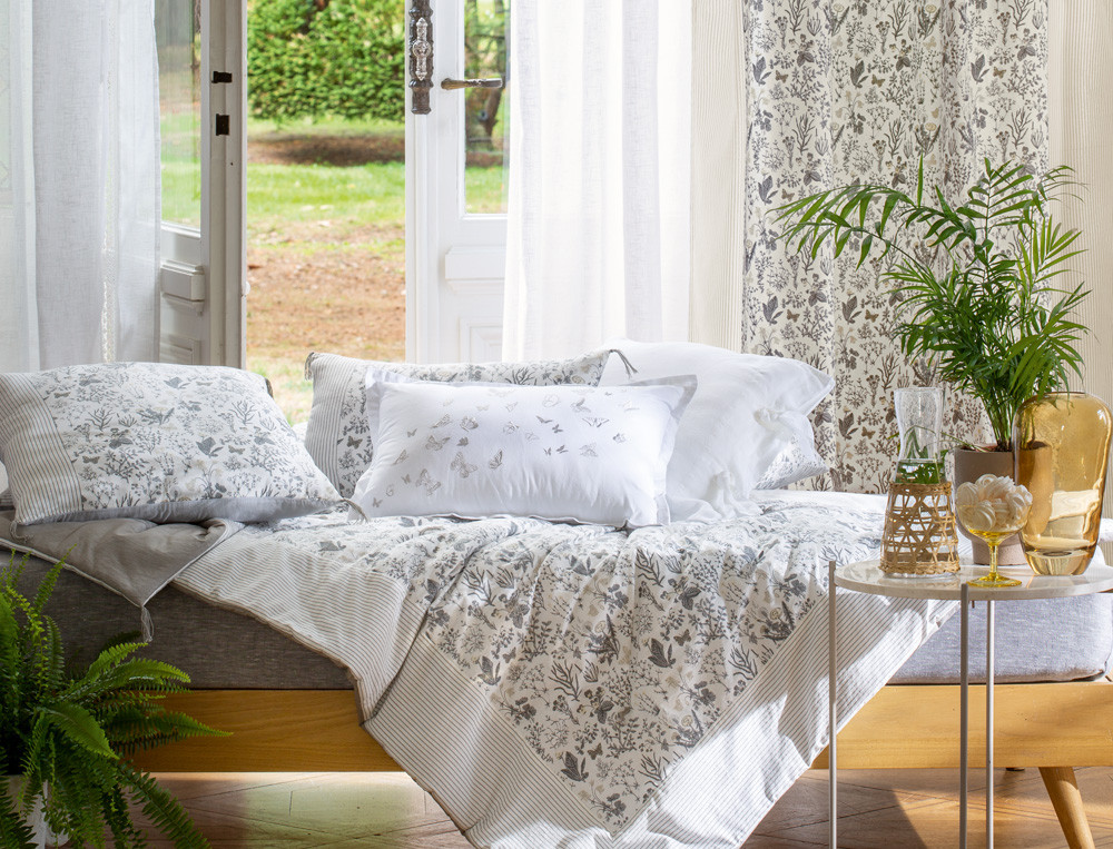Housse de coussin brodée-Histoire d'ailes