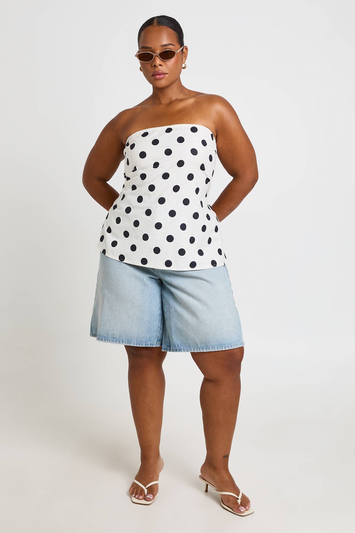 boohoo Haut Bandeau Grande Taille À Pois Avec Dos Froncé
