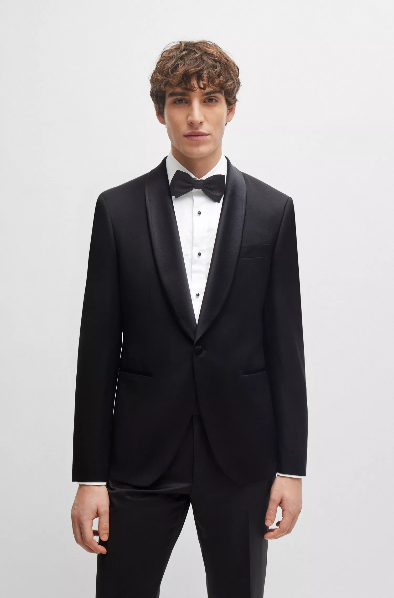 Blazer de smoking BOSS preto, corte regular, em sarja de lã virgem.