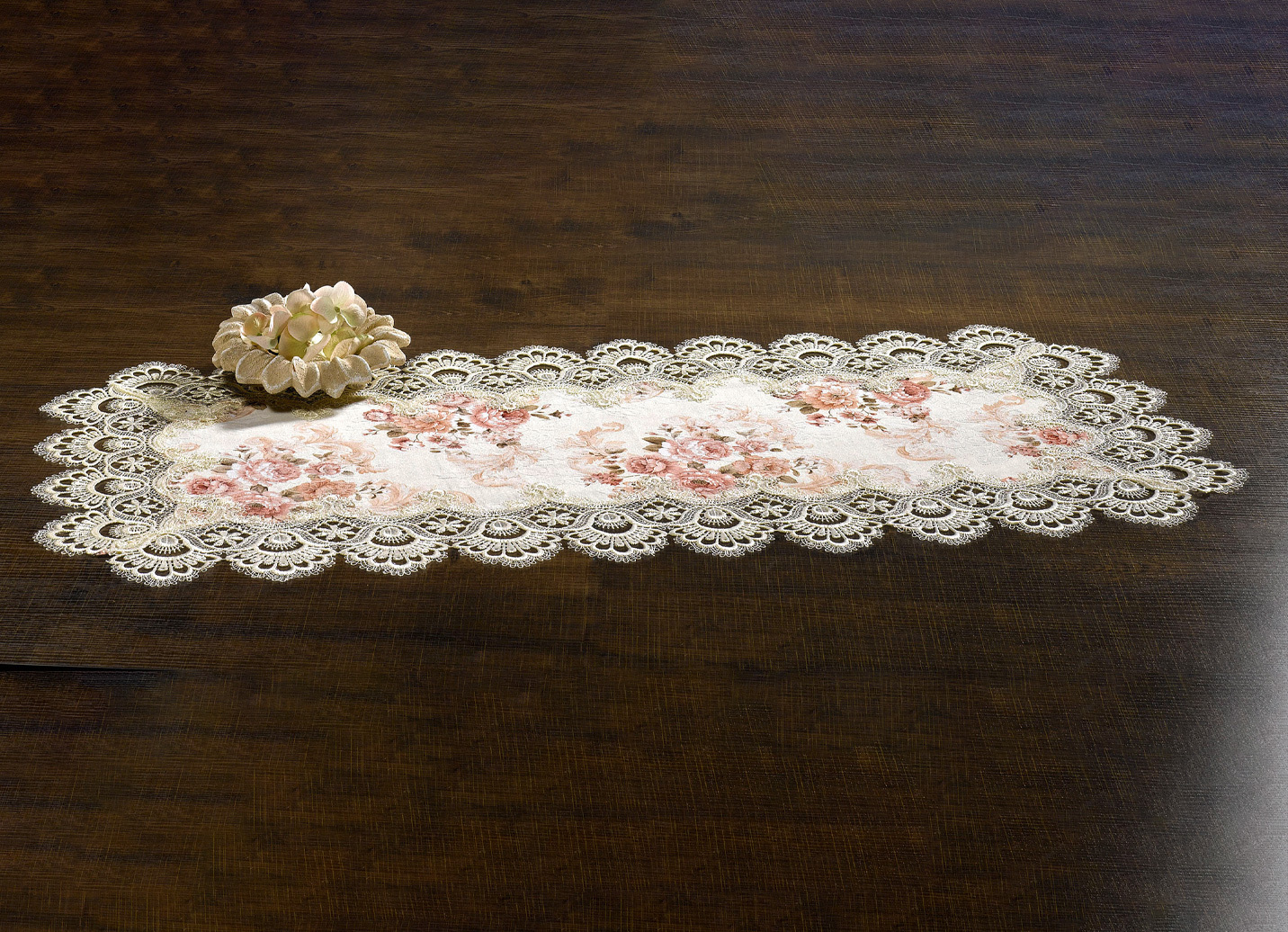 Tischdecke von Schäfer mit feinster Macramé-Spitze