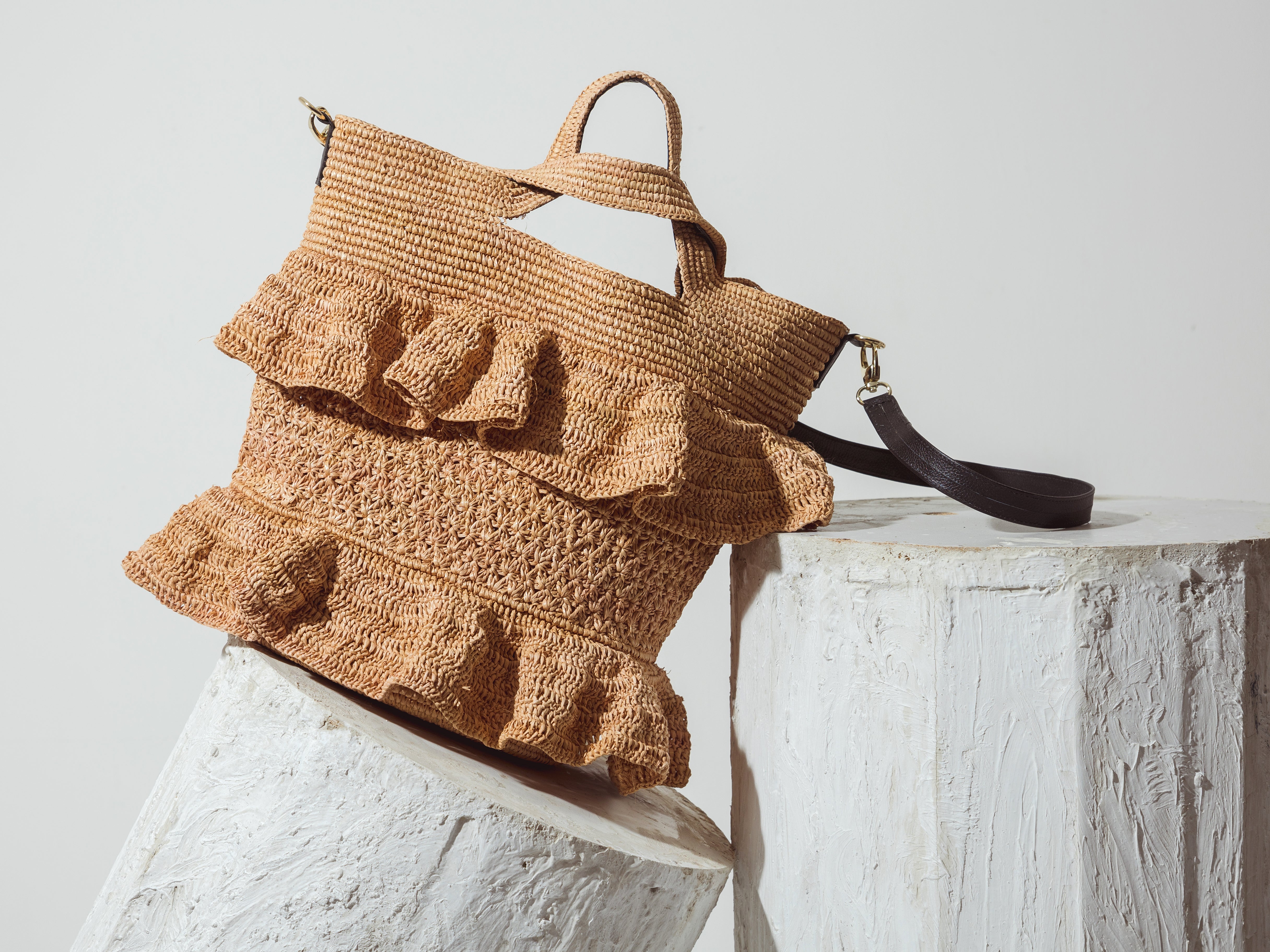 Sac à volants avec bandoulière en cuir