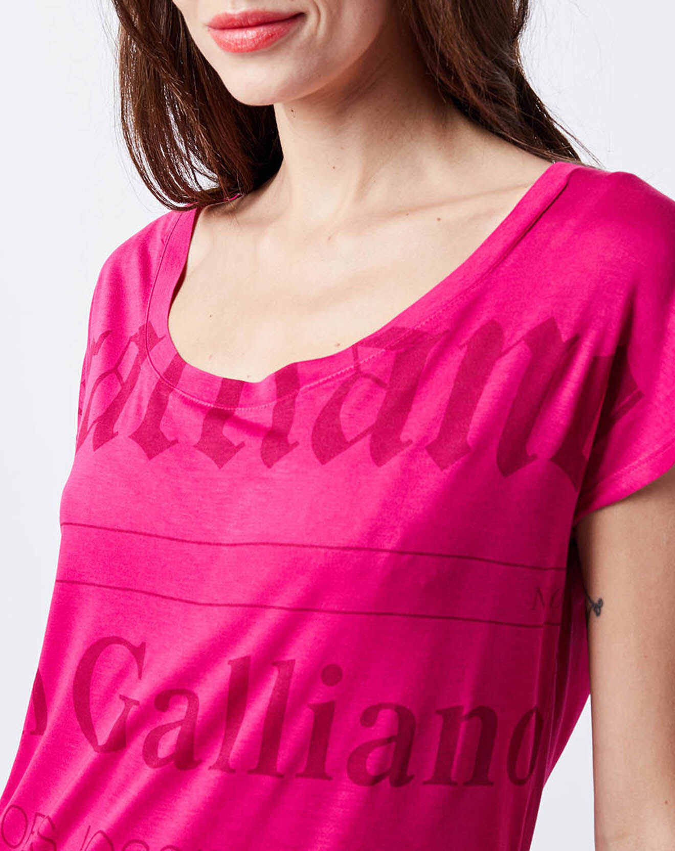 John Galliano T-Shirt Long imprimé Gazette rose