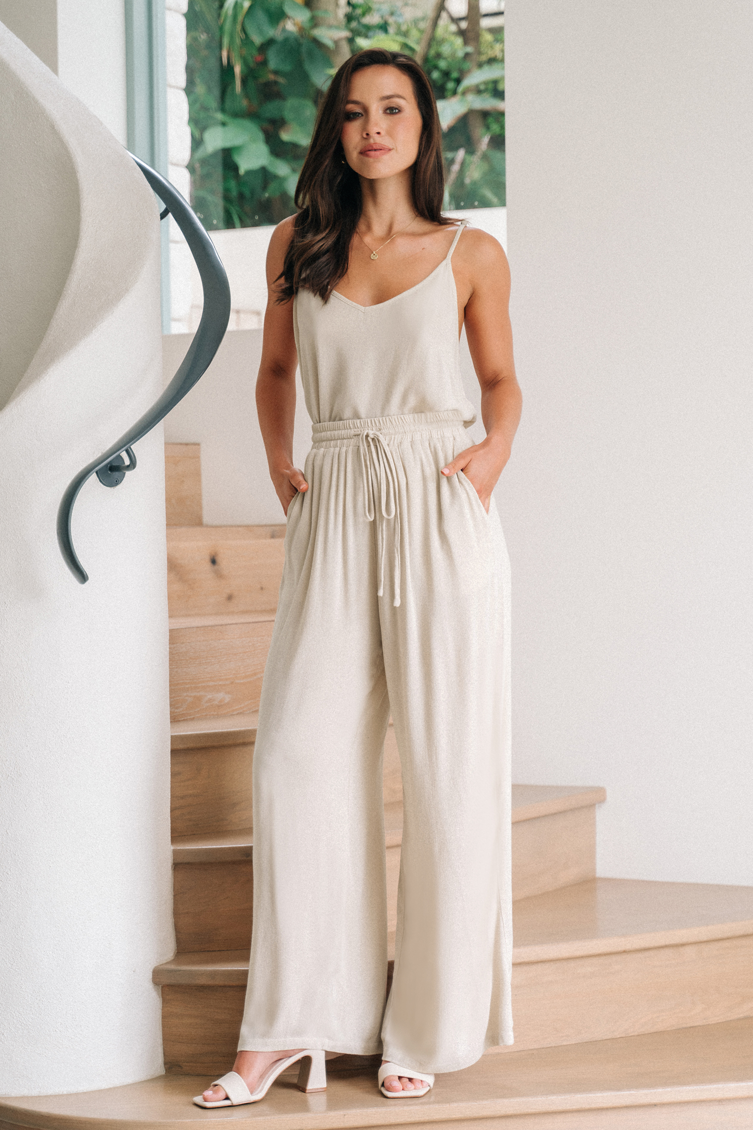 Débardeur à col en V et pantalon beige