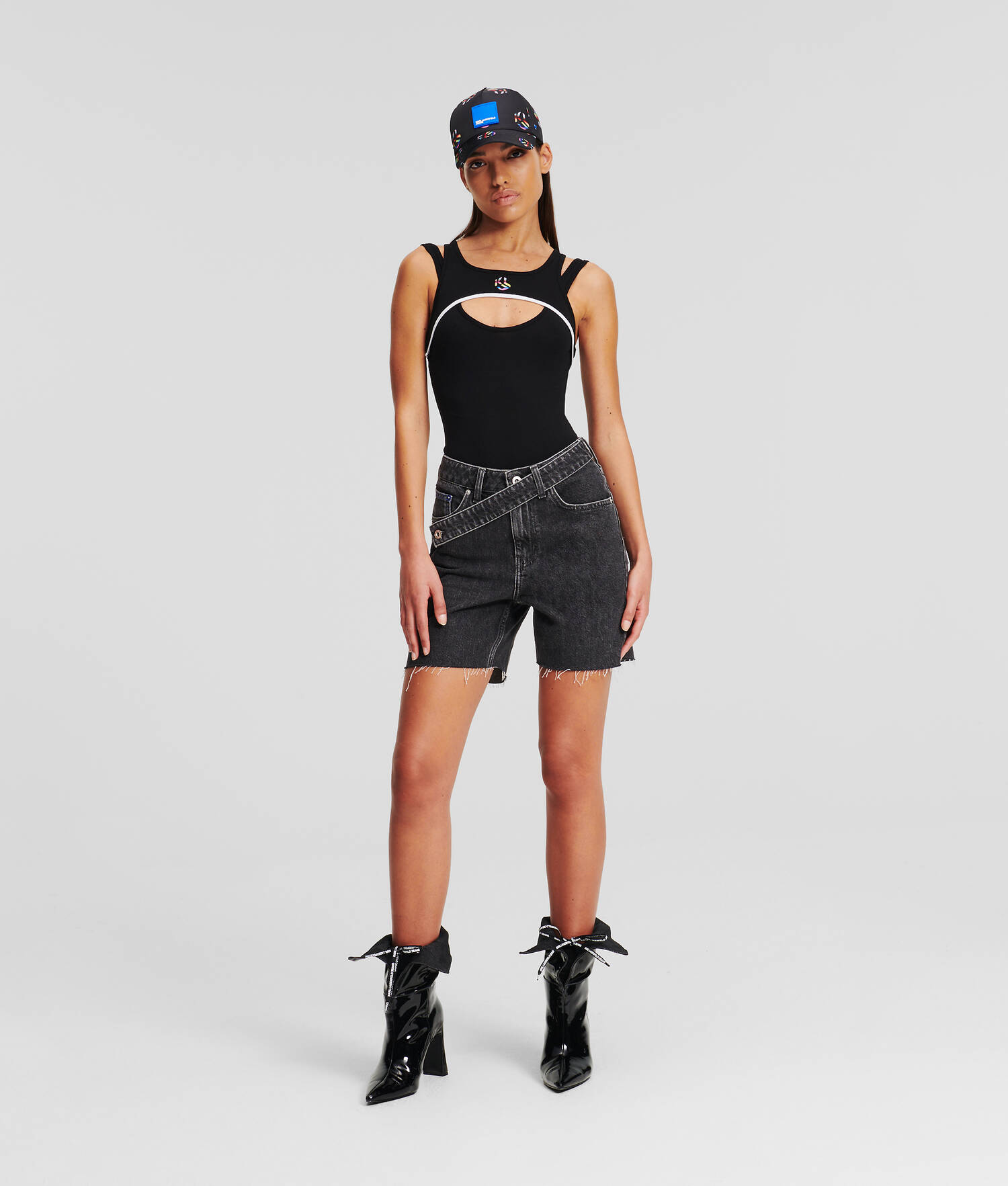 SHORT EN DENIM FUSELÉ TAILLE HAUTE KLJ
