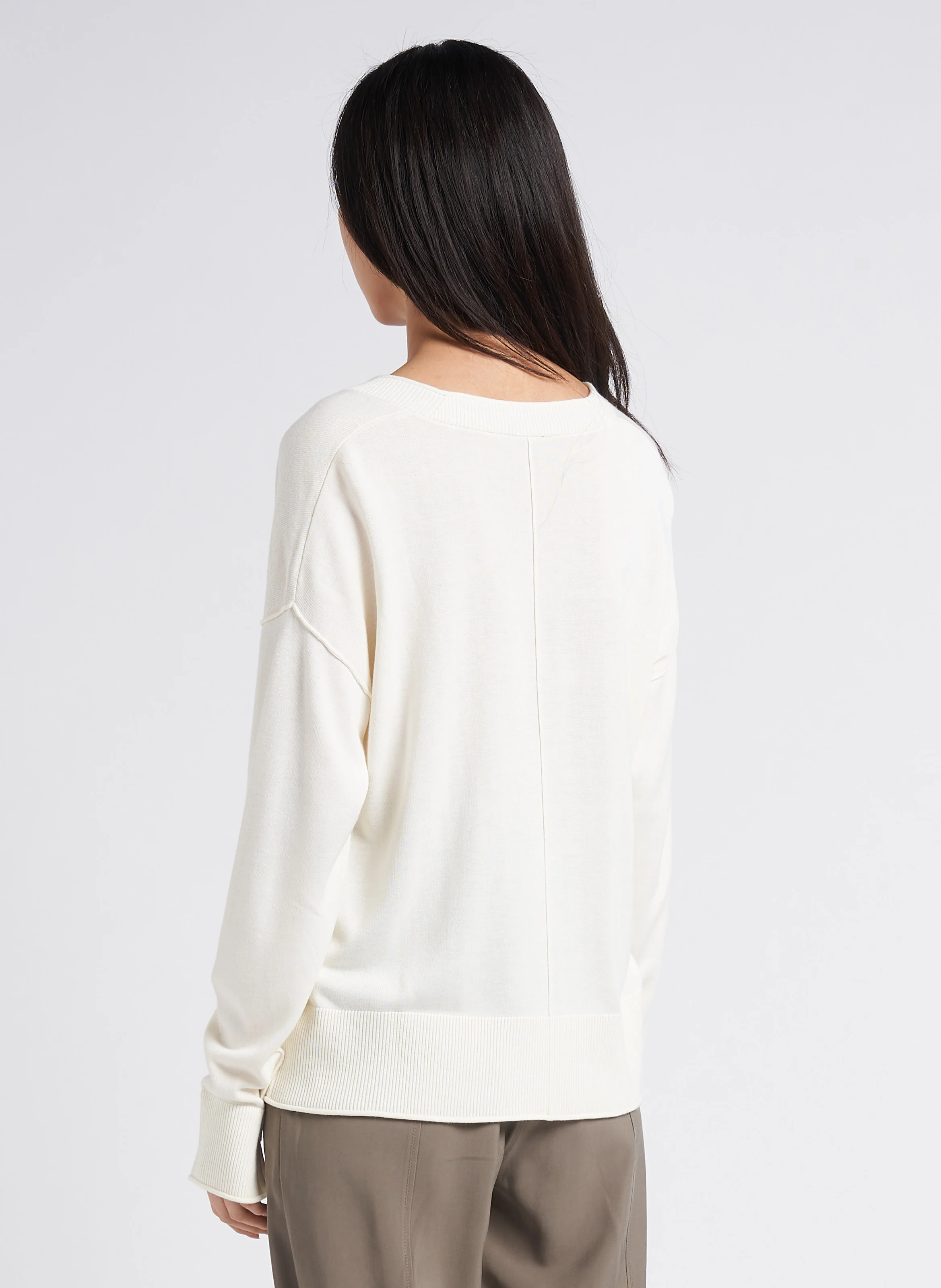 Gilet col V à bords roulotés en laine vierge maillée | Beige