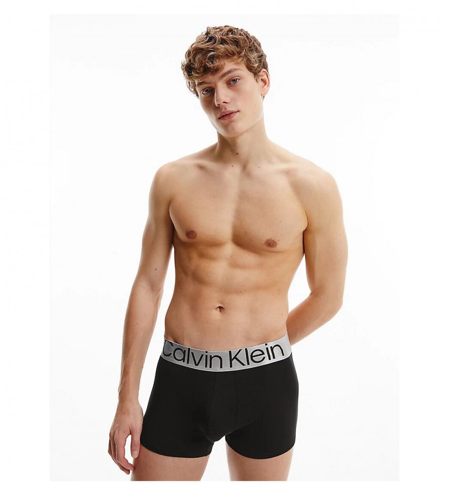 Conjunto com 3 cuecas boxer clássicas Calvin Klein nas cores branca, cinza e preta.