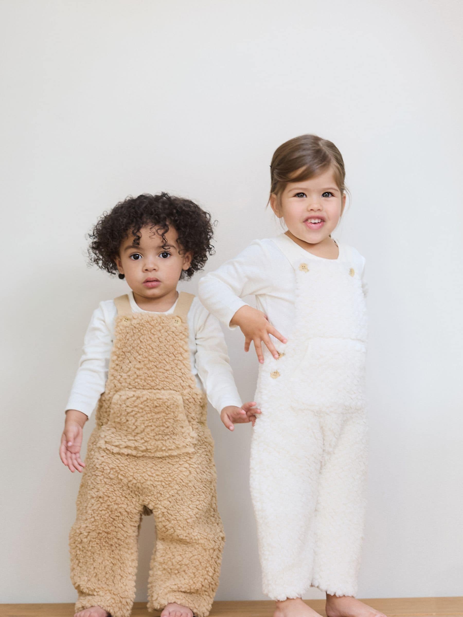 Crème - The Little Tailor - Set van dikke tuinbroek van sherpafleece en body voor baby's