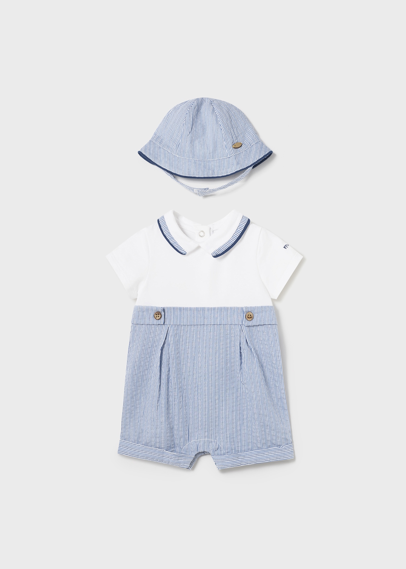Macacão Better Cotton para recém-nascido em tecido seersucker com gorro.
