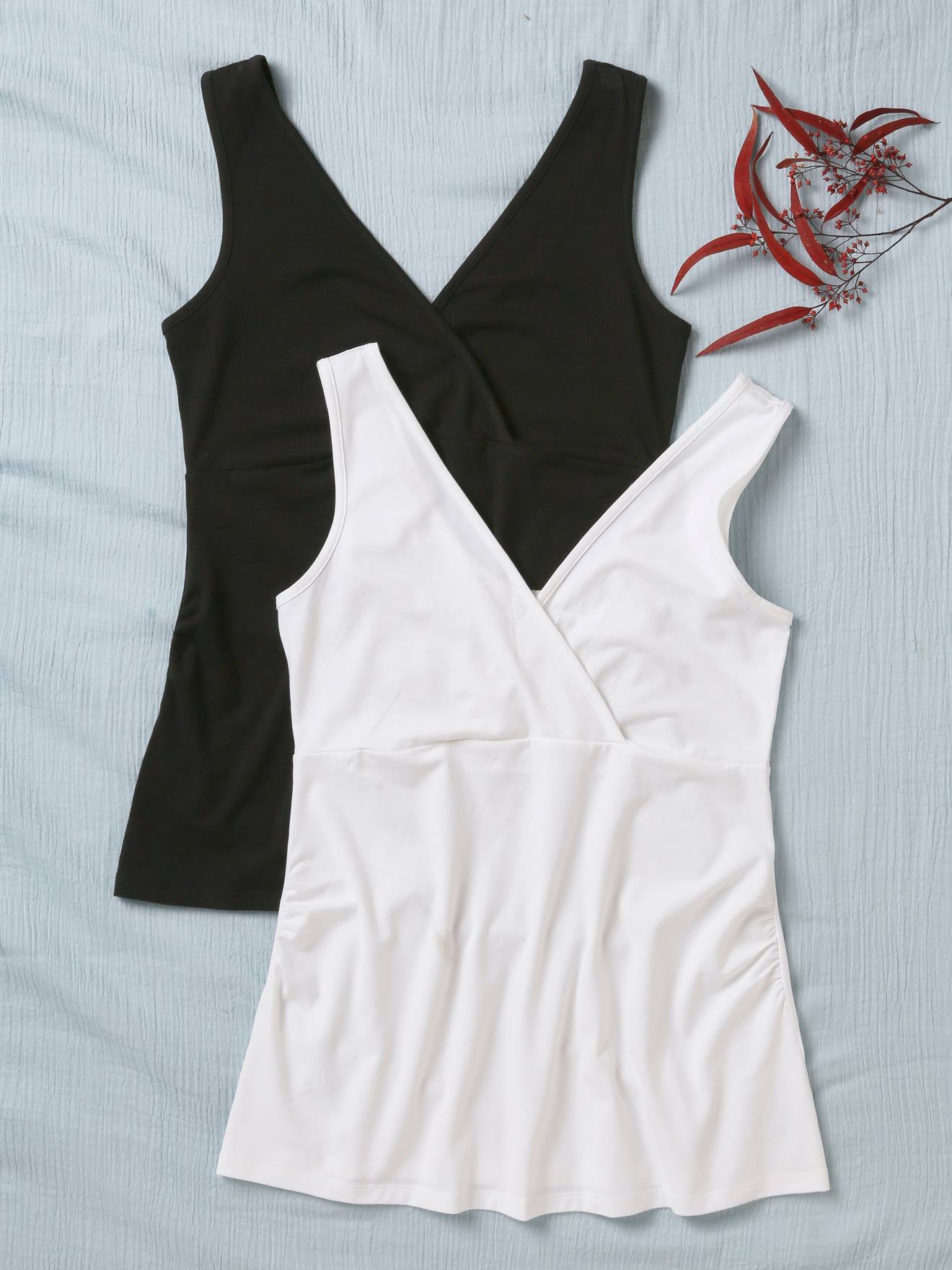 Conjunto de 2 regatas pretas cruzadas para gestantes e lactantes.