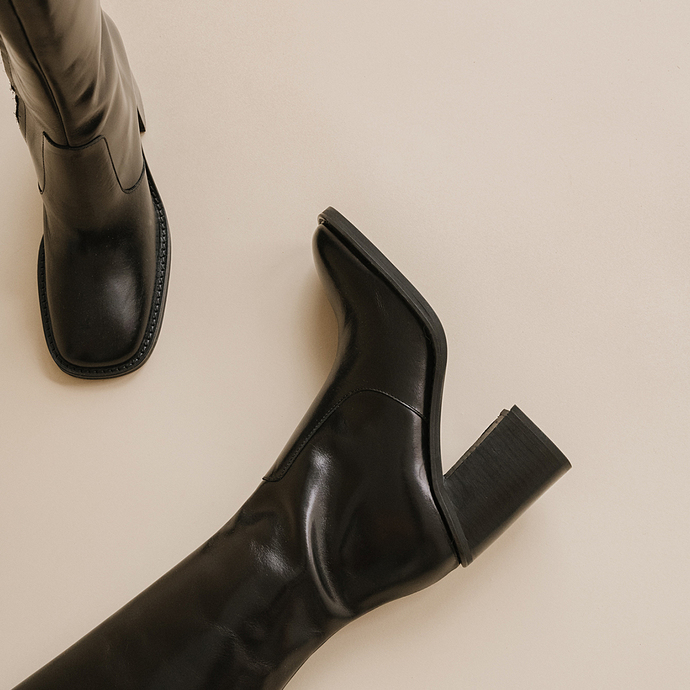 Bottes à talons et bouts carrés  en cuir noir