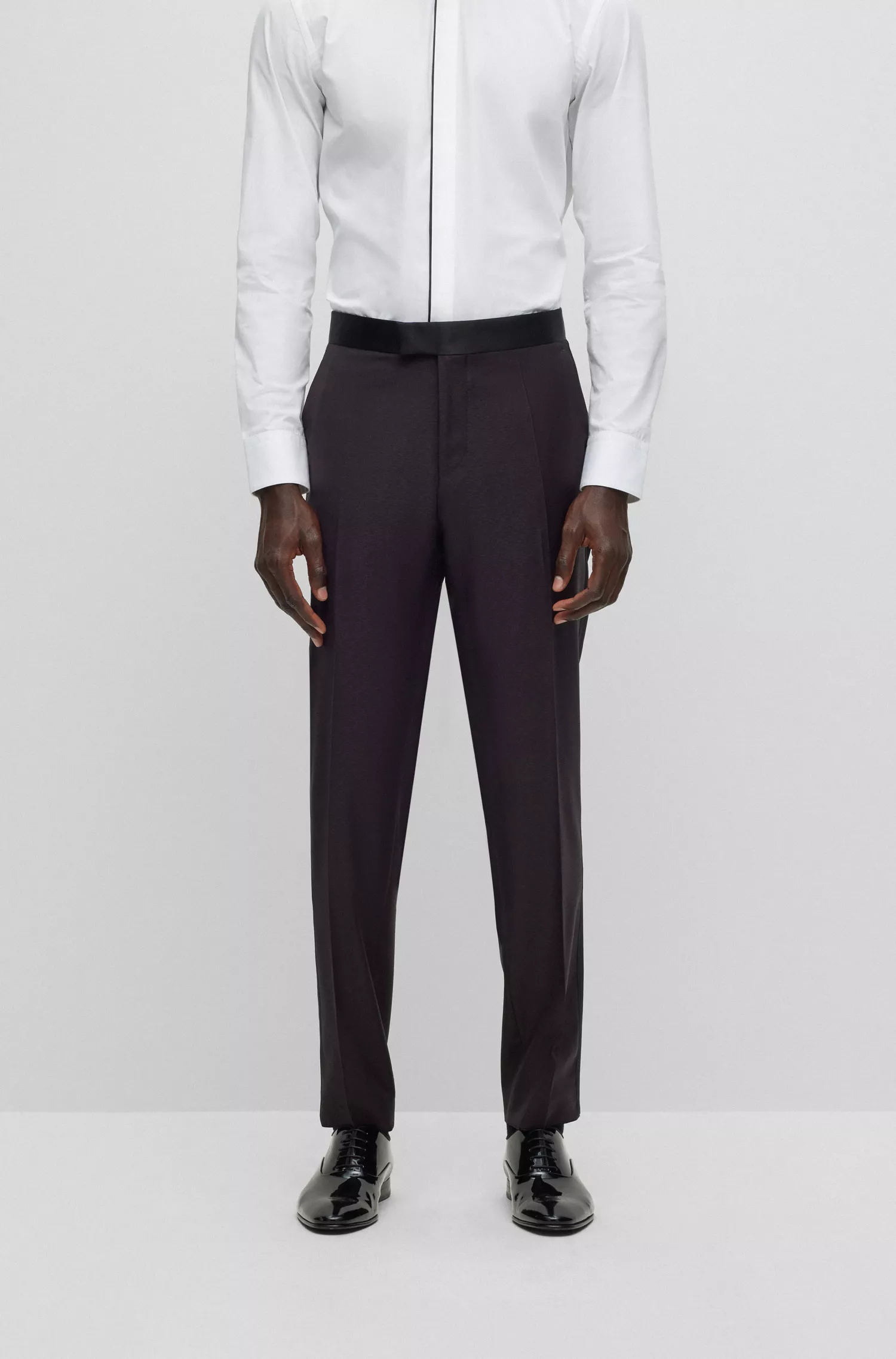 Terno BOSS preto slim-fit em lã elástica com microestampa.