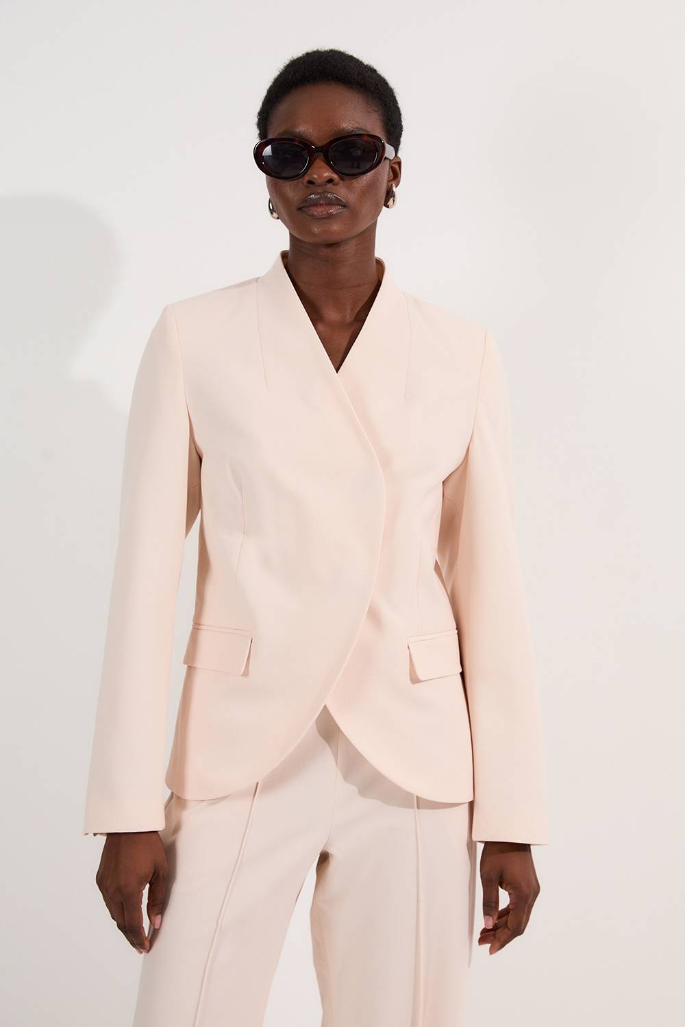 KarenMillen Blazer tailleur asymétrique à simple boutonnage, stretch, compact pour petites tailles