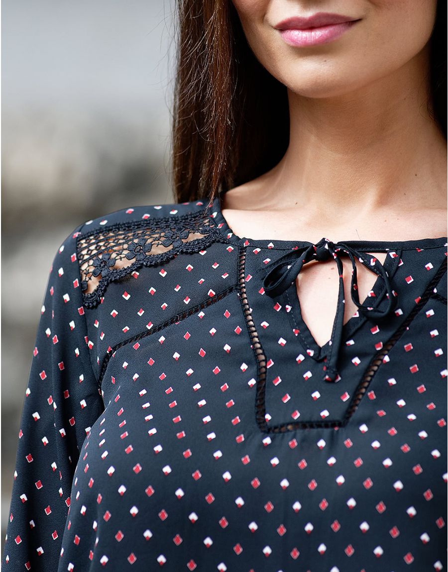 Blouse noire et bordeaux