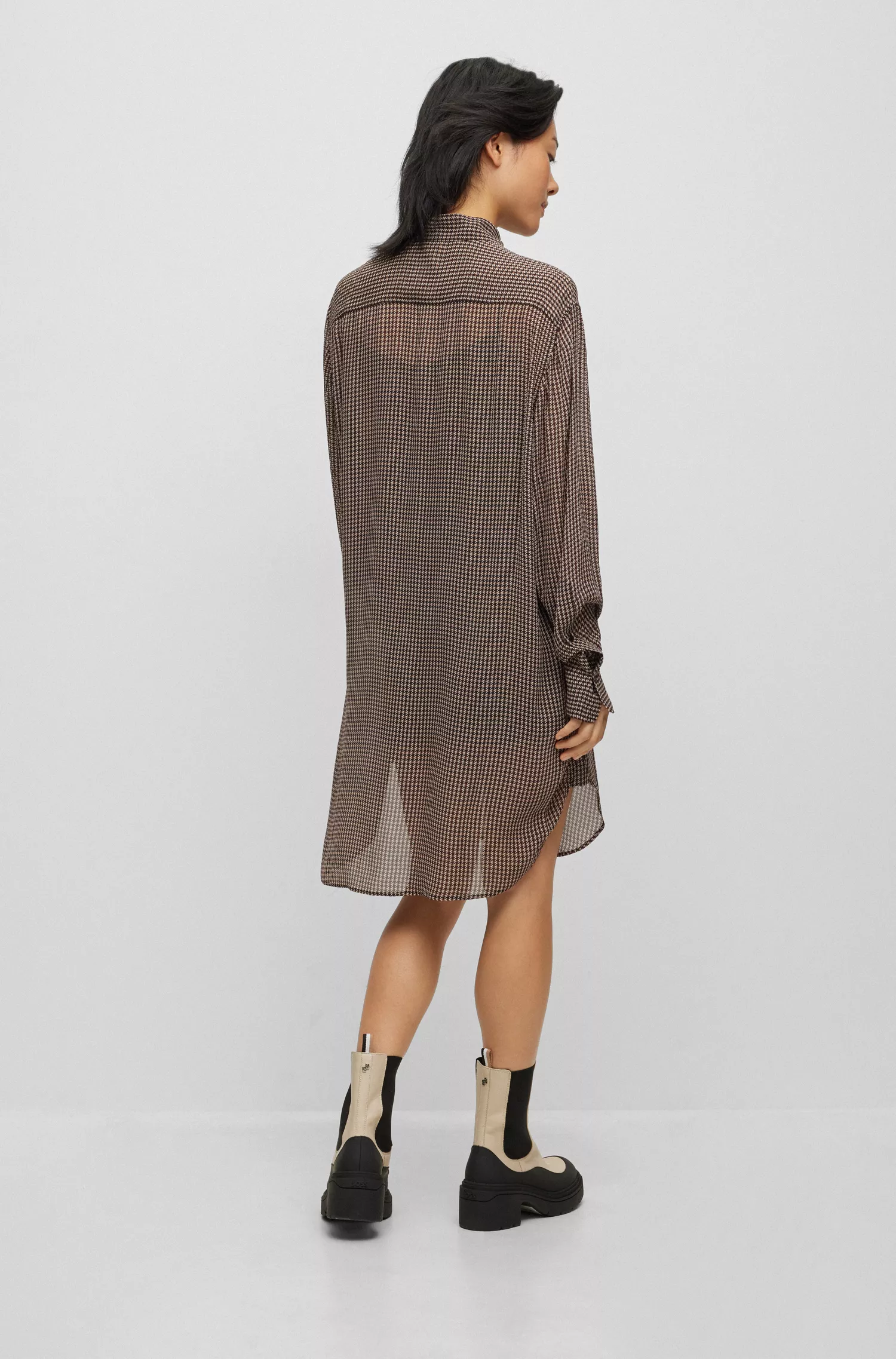 Blusa longa BOSS preta de modelagem relaxada em lona estampada.