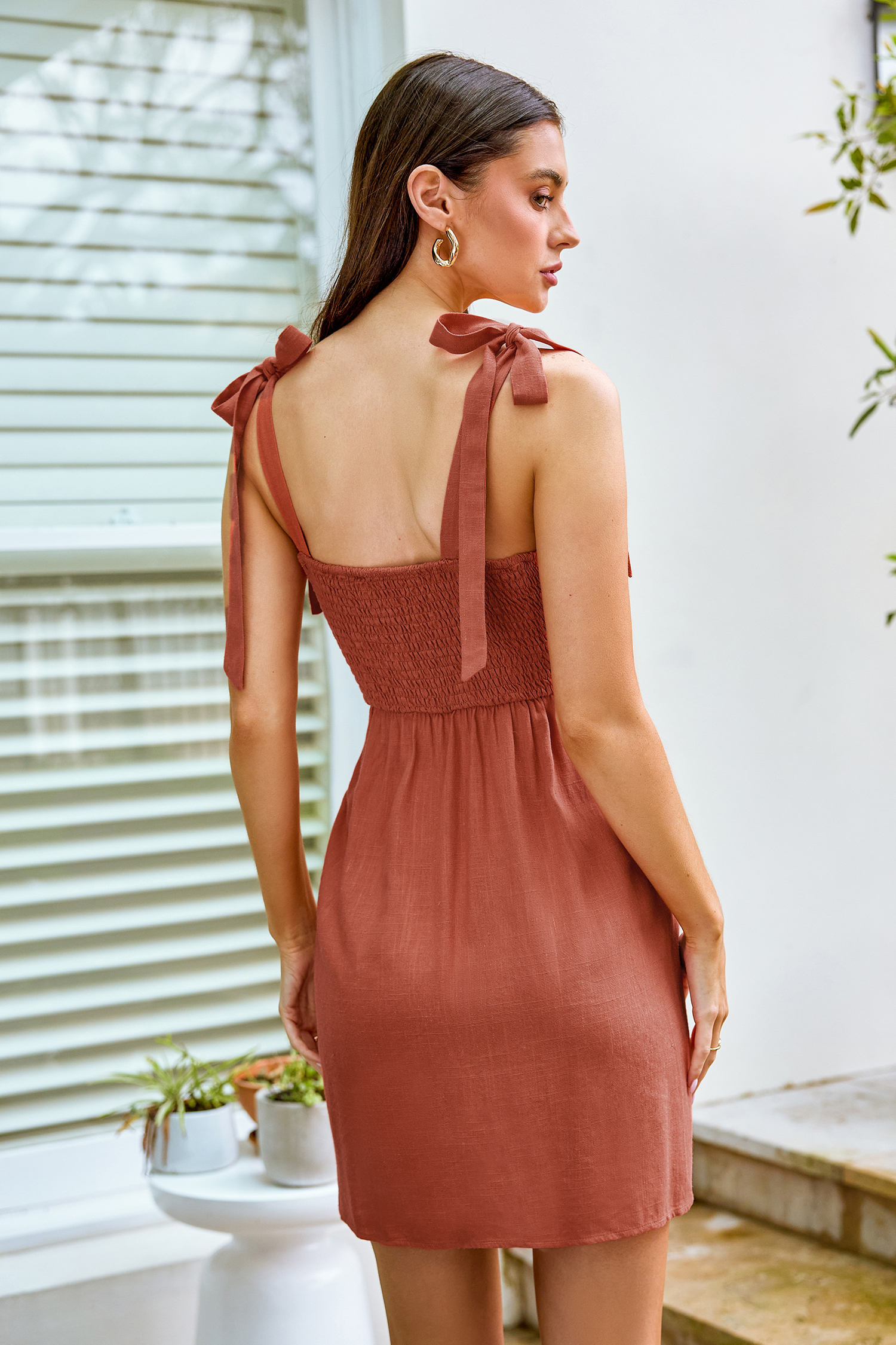 Robe mini à col carré et épaules à nouer rouge