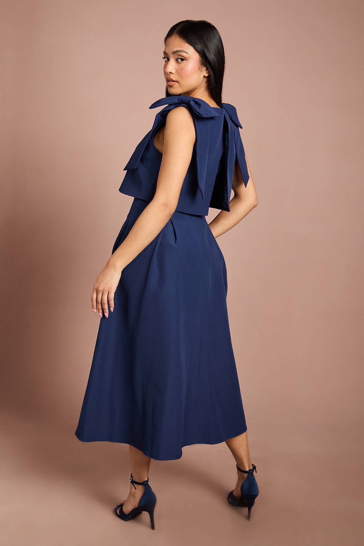 Coast Robe Midi Sans Manches Petite Avec Nœud À L'épaule Et Corsage Superposé