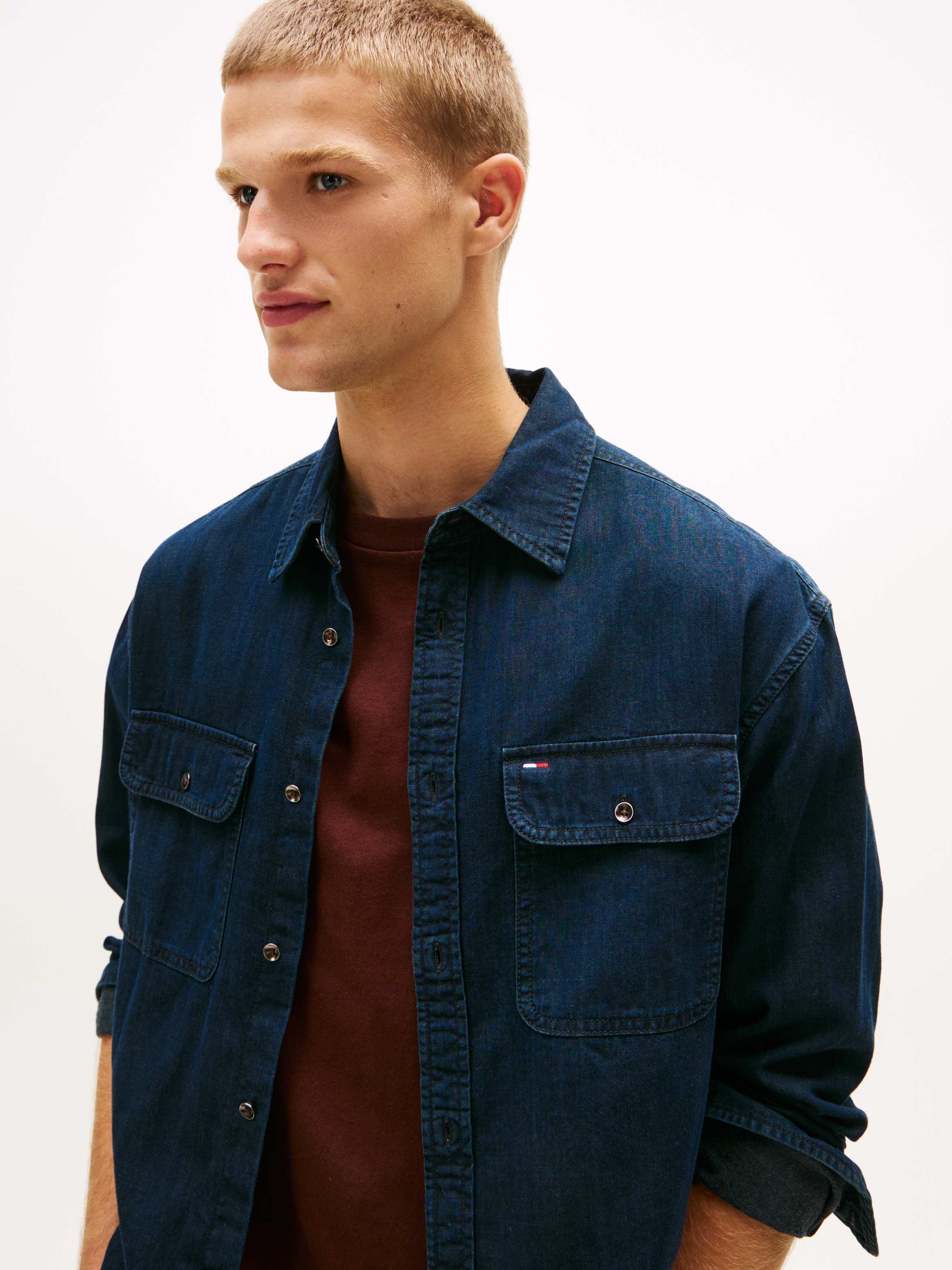 Tommy Jeans Jeanshemd »RELAXED DENIM SHIRT«, Relaxed fit mit Rundhalsausschnitt