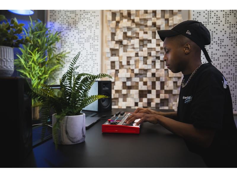 Akai Keyboard Controller MPK Mini Plus Controller für volle, kreative Kontrolle