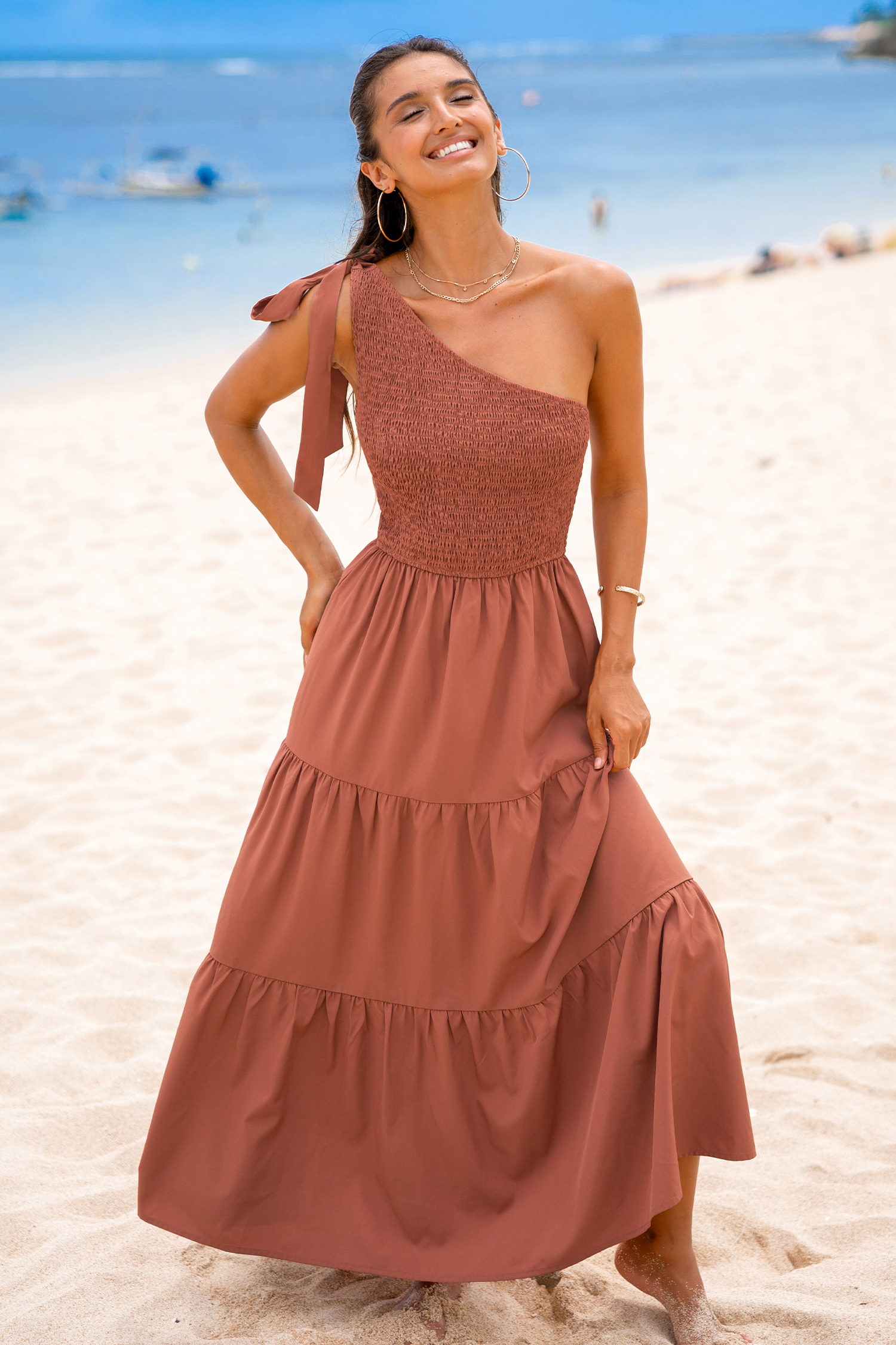 Robe maxi à une épaule et corsage à smocks brique