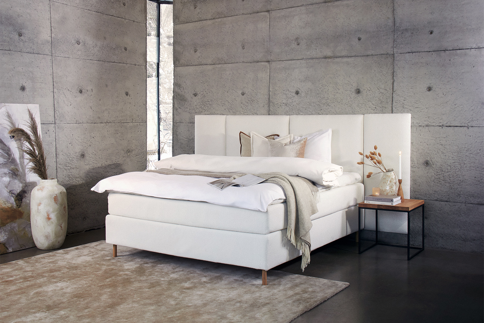 Premium LUX 200 kontinentalseng 180x200 cm i tekstil Bris 101 hvit med medium/medium fasthet, Premium LUX 200 overmadrass med tekstilkant og runde ben hvitoljet eik 15 cm
