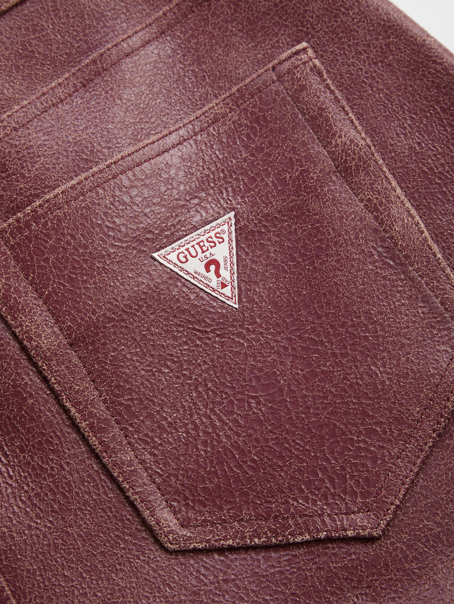 shorts de couro craquelado
