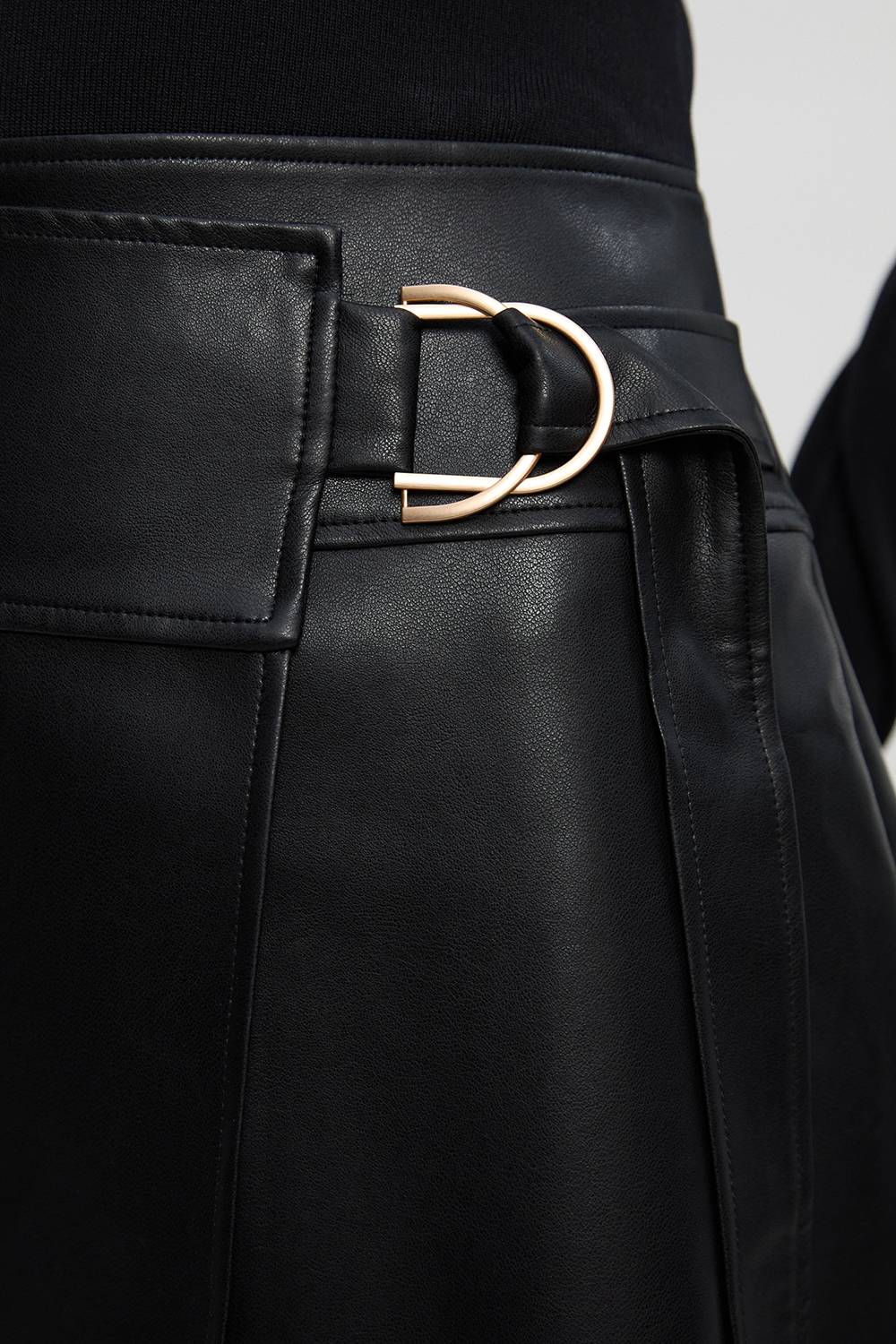 KarenMillen Robe Mi-Longue en Maille Plissée avec Détails d'Onglets en synthétiquecuir - Coupe Petite Taille