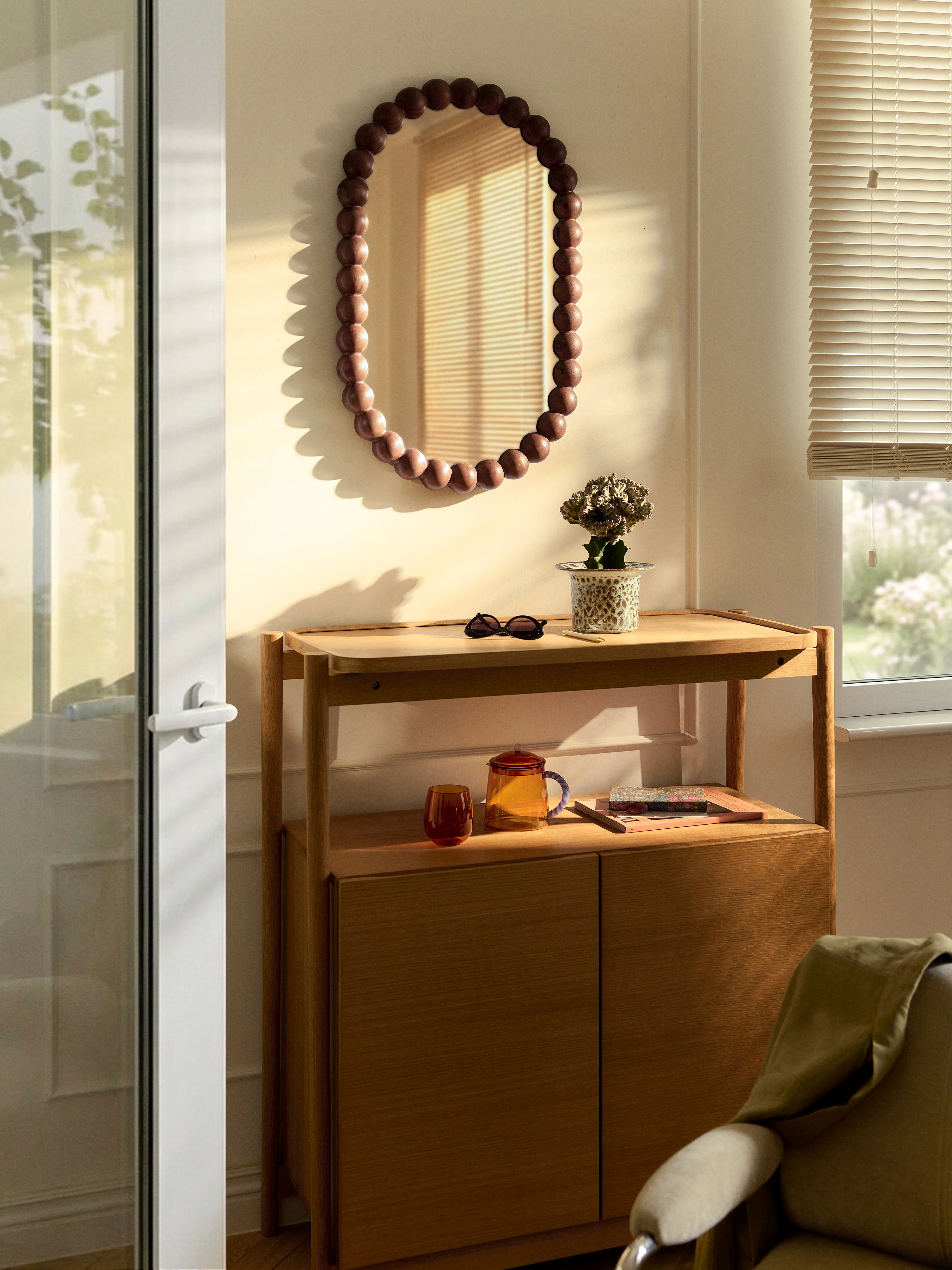 Ovale wandspiegel Ayu met acaciahouten lijst
