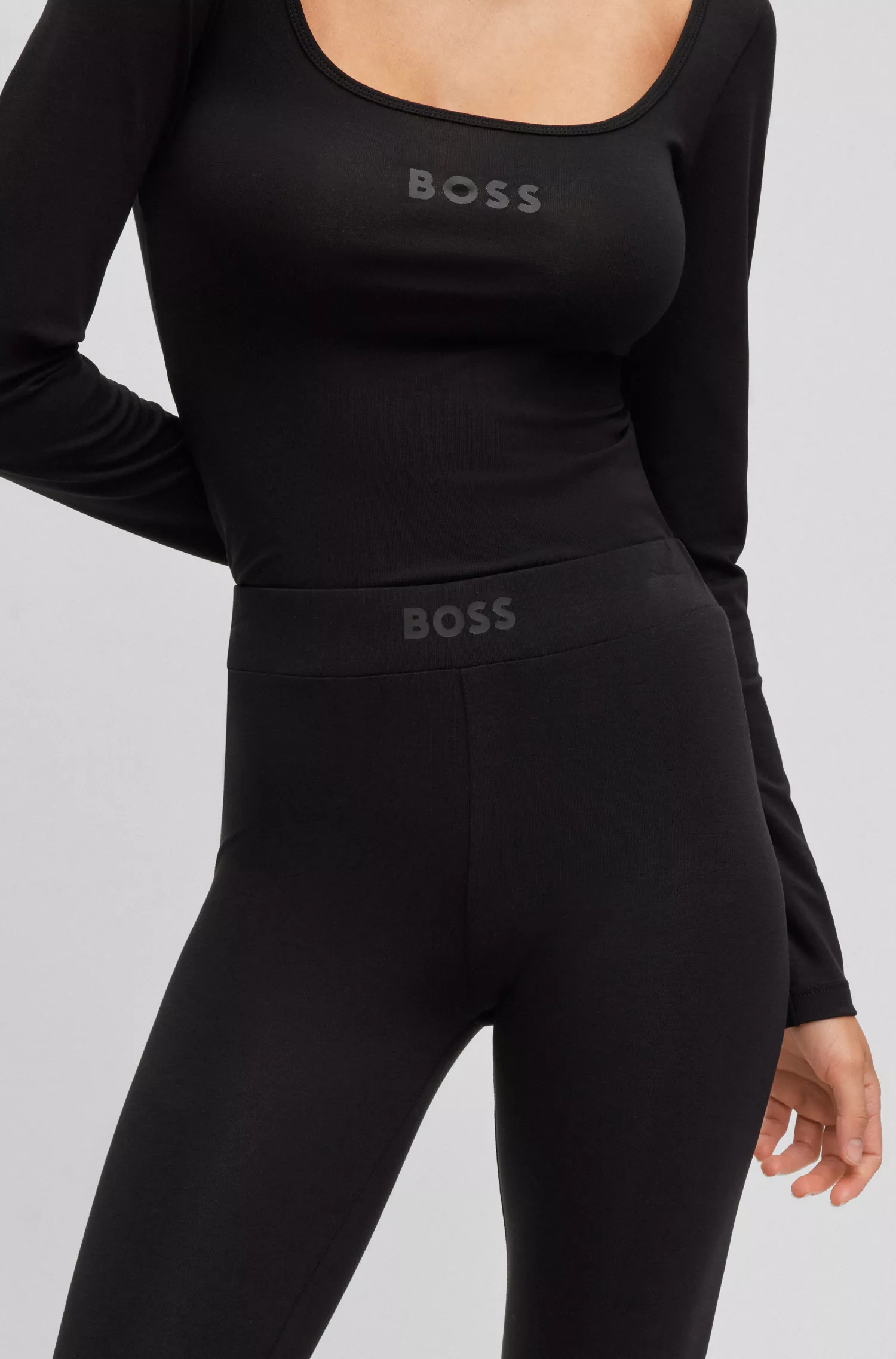 Calça legging de pijama BOSS preta, corte justo, com cós com logo.