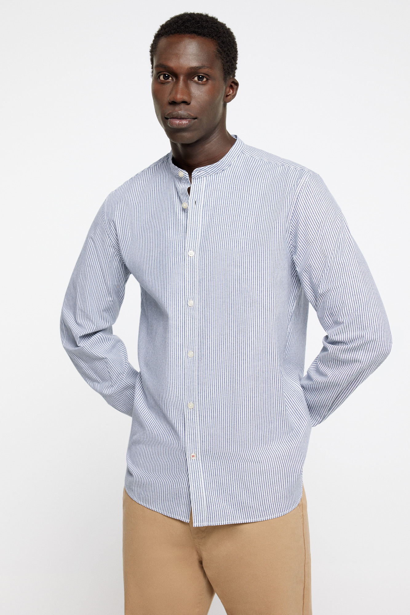 Camisa listrada com pontos minúsculos