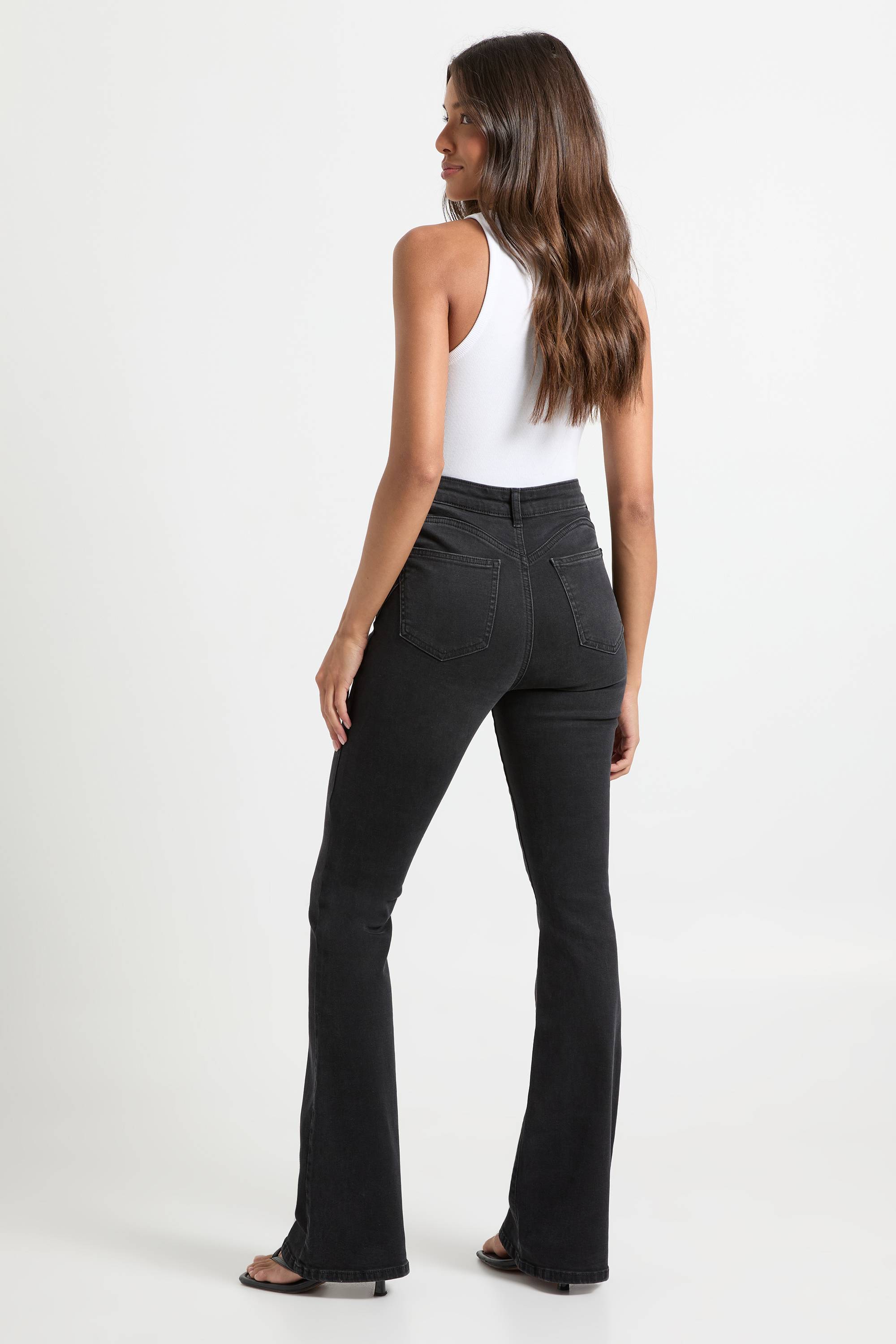 boohoo Jean flare taille haute sublimant les fesses