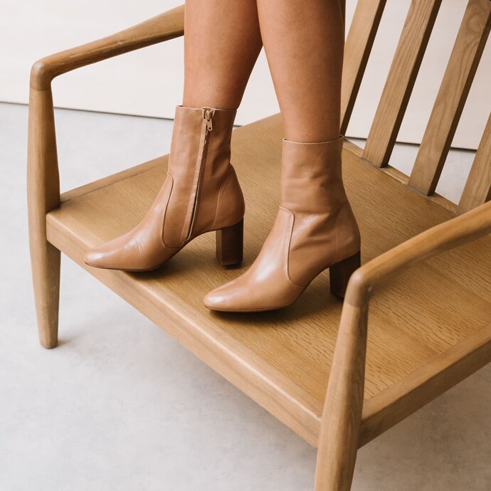 Boots à talons et bouts ronds avec coutures apparentes  cuir brillant cannelle