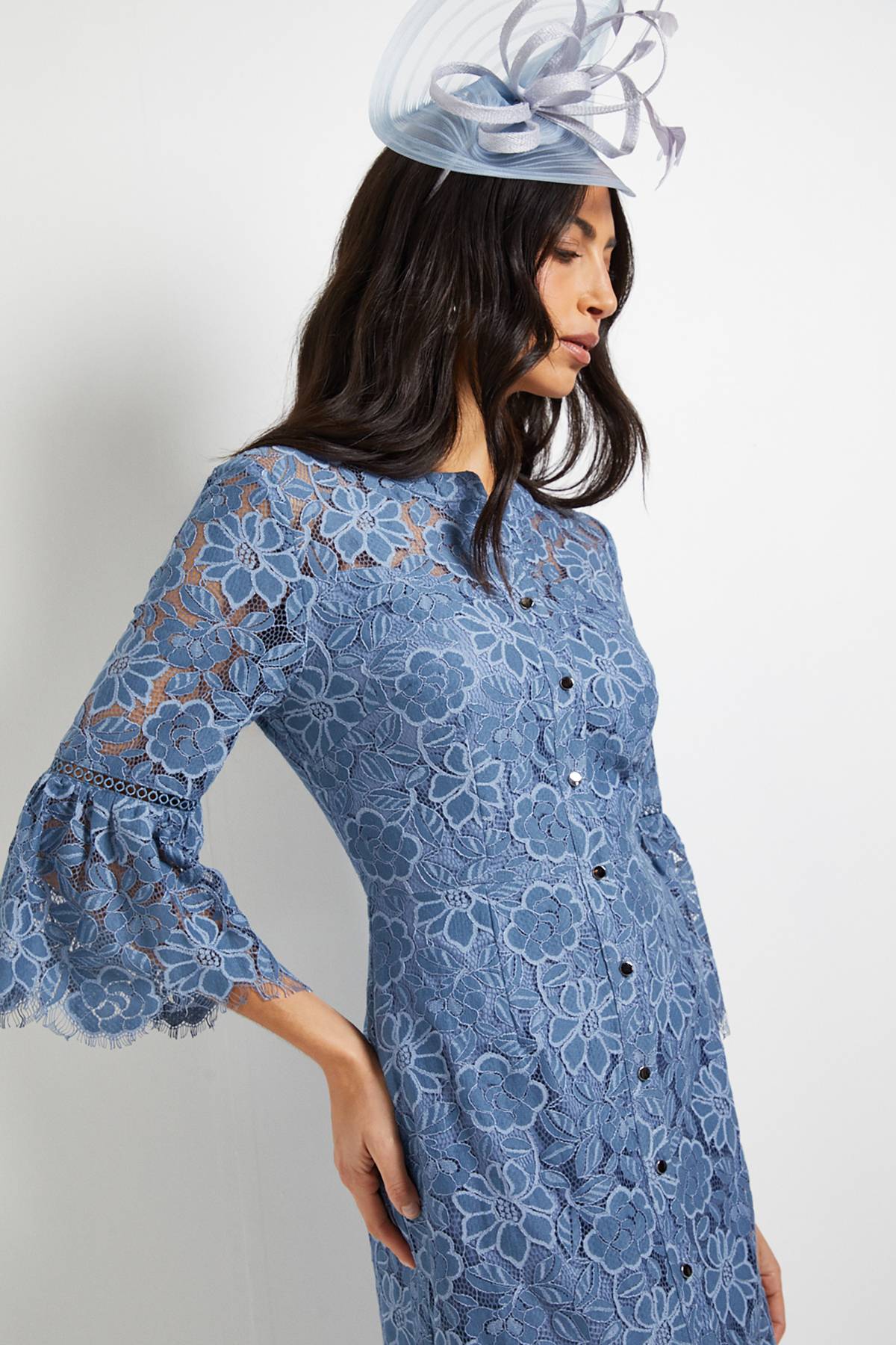 Wallis Robe Midi en Dentelle à Manches Évasées avec Boutons