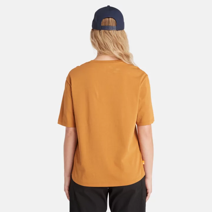 Camiseta feminina com logo da estação em amarelo escuro.